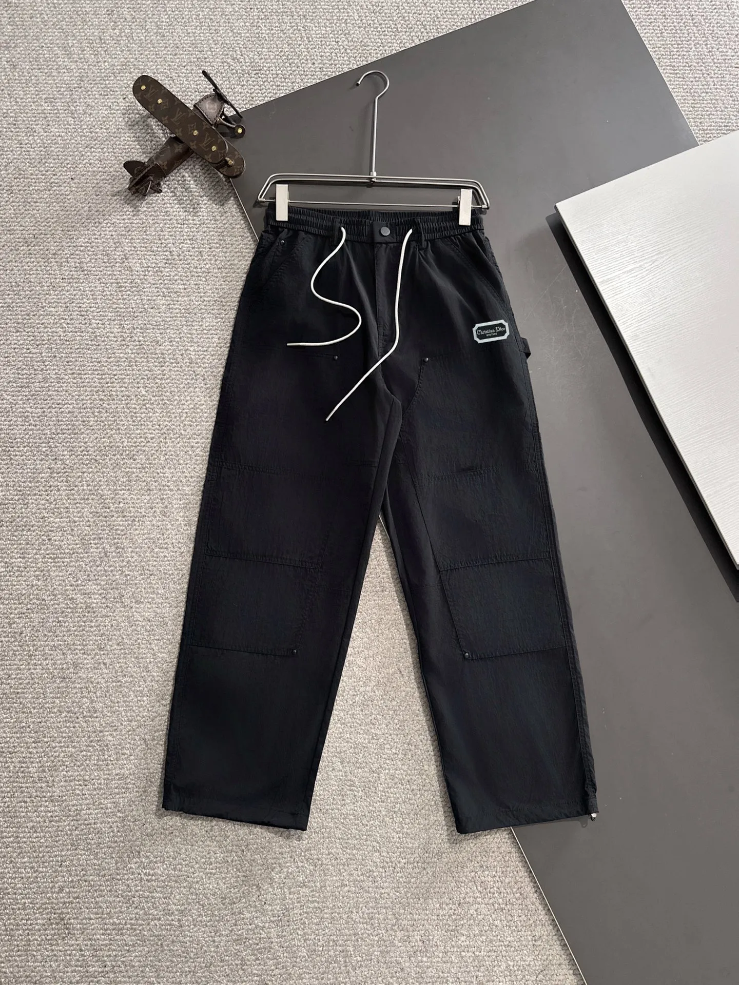 🅿️380 next day shipping Dior 2025 spring and summer new elastic band casual pants, thin counter custom fabrics, high breathability and comfort, impeccable details, brand element design concept, reflecting high quality. It feels delicate and soft! It presents a casual cut and the upper body shape is great! Size: M-4XL