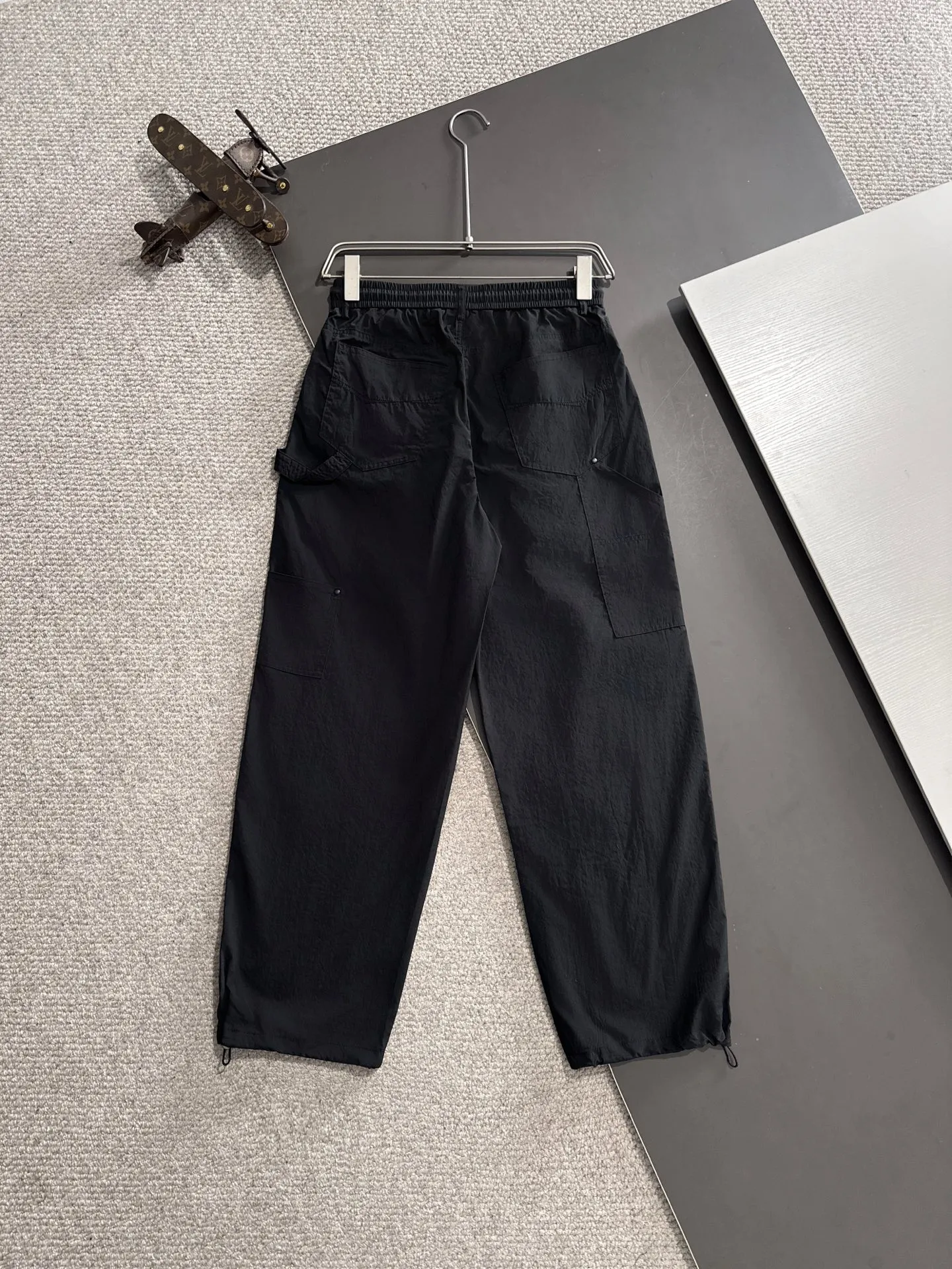 🅿️380 next day shipping Dior 2025 spring and summer new elastic band casual pants, thin counter custom fabrics, high breathability and comfort, impeccable details, brand element design concept, reflecting high quality. It feels delicate and soft! It presents a casual cut and the upper body shape is great! Size: M-4XL