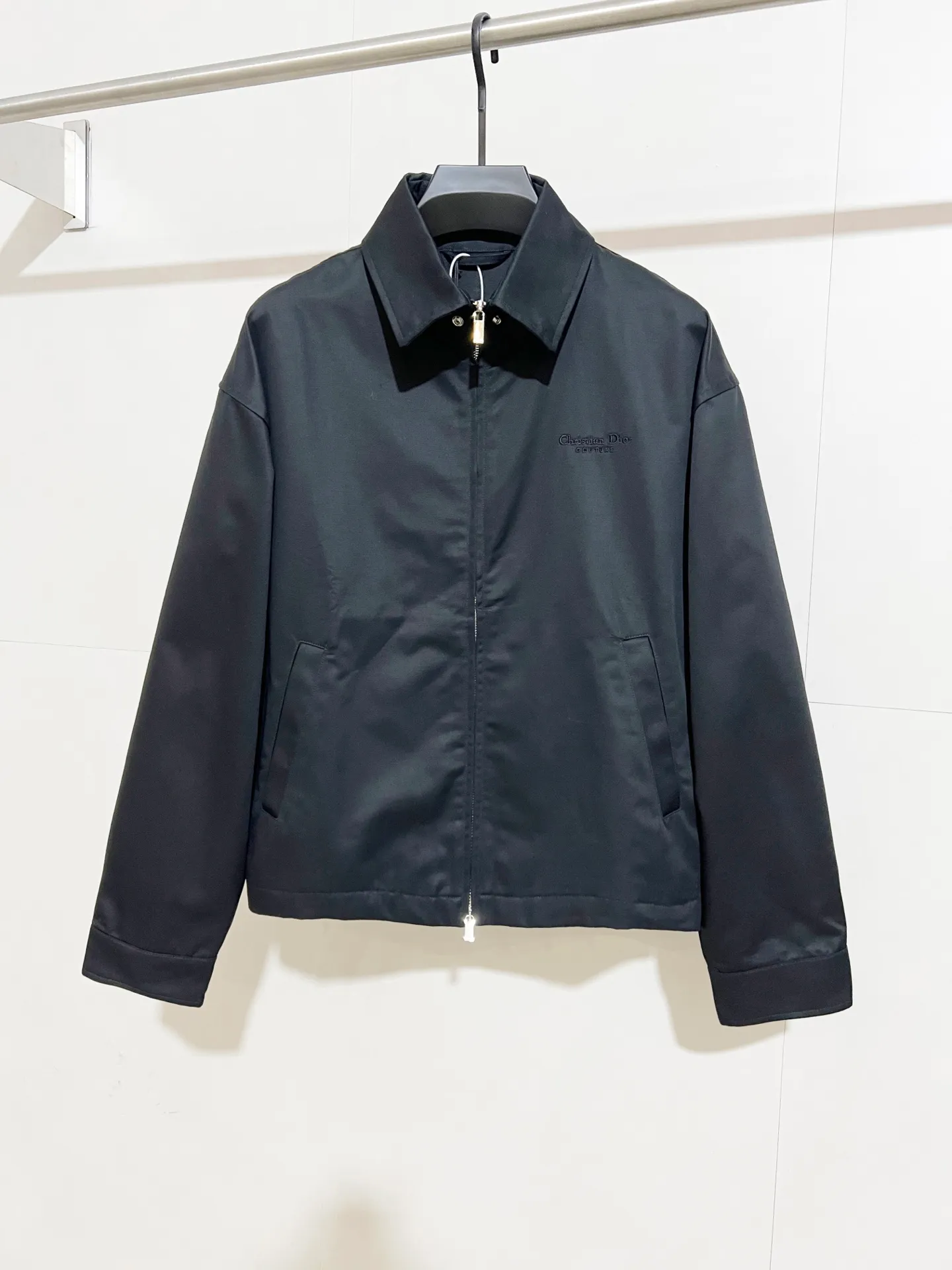🅿️600 (only high-quality products🔥ZP version, no pressure to get in and out of the cabinet) -Dior official website models are updated at the same time. Large flap pockets on the back with fine embroidery of letters. Woven fabric bomber jacket, same style for men and women -YB molded fabric details are the same. Full set of accessories customized to distinguish the market currency. Welcome to compare -Color black -Code number 46 48 50 52