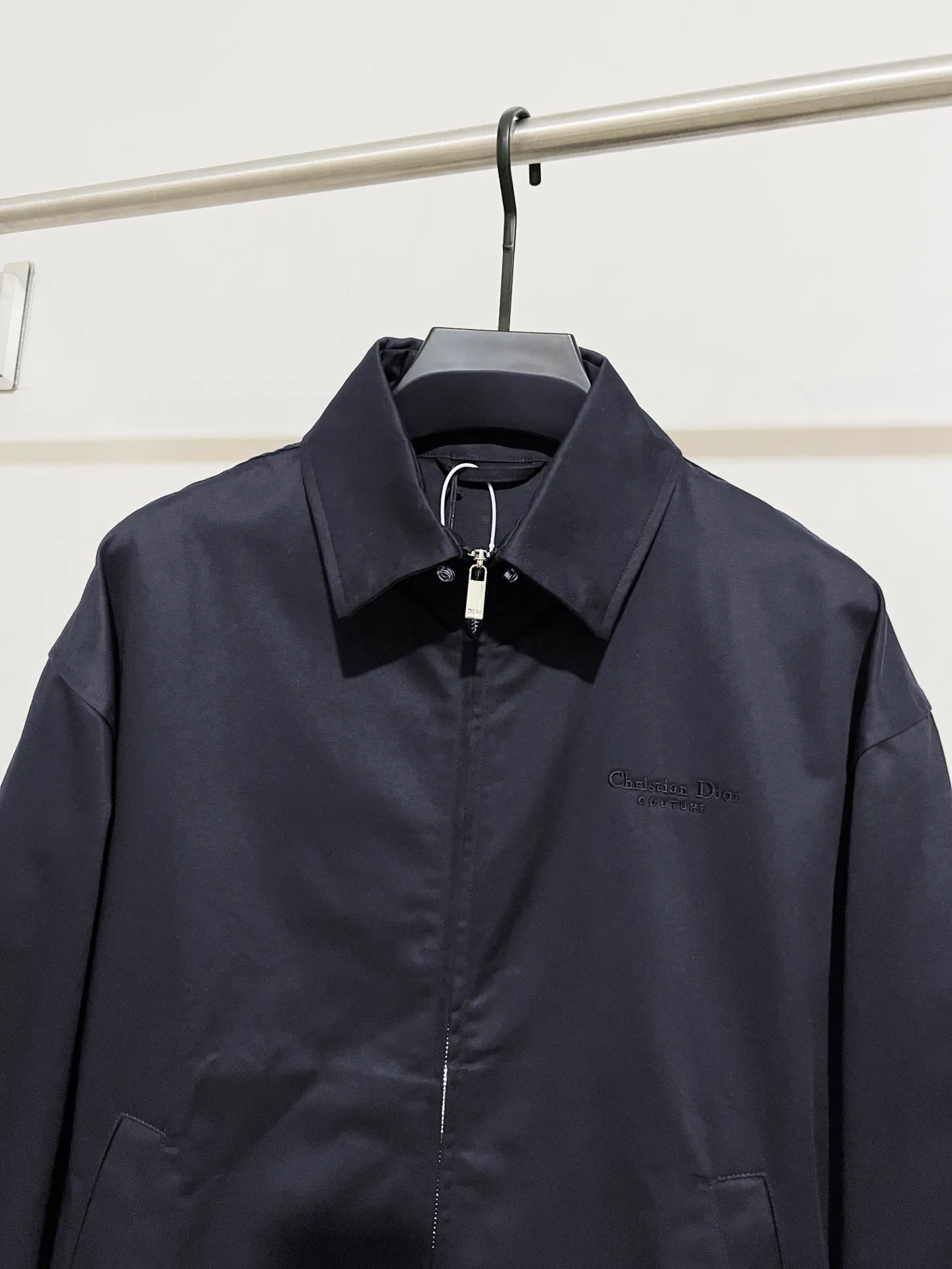 🅿️600 (only high-quality products🔥ZP version, no pressure to get in and out of the cabinet) -Dior official website models are updated at the same time. Large flap pockets on the back with fine embroidery of letters. Woven fabric bomber jacket, same style for men and women -YB molded fabric details are the same. Full set of accessories customized to distinguish the market currency. Welcome to compare -Color black -Code number 46 48 50 52