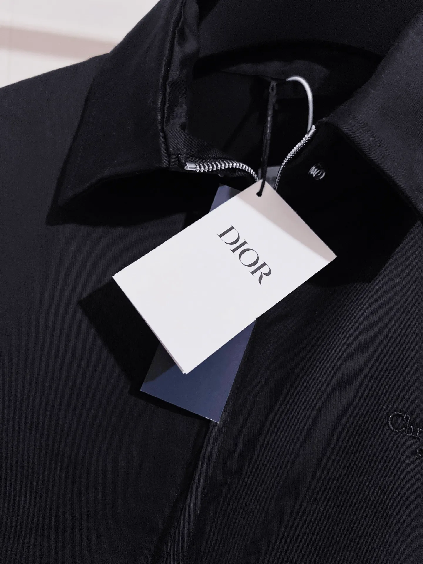 🅿️600 (only high-quality products🔥ZP version, no pressure to get in and out of the cabinet) -Dior official website models are updated at the same time. Large flap pockets on the back with fine embroidery of letters. Woven fabric bomber jacket, same style for men and women -YB molded fabric details are the same. Full set of accessories customized to distinguish the market currency. Welcome to compare -Color black -Code number 46 48 50 52