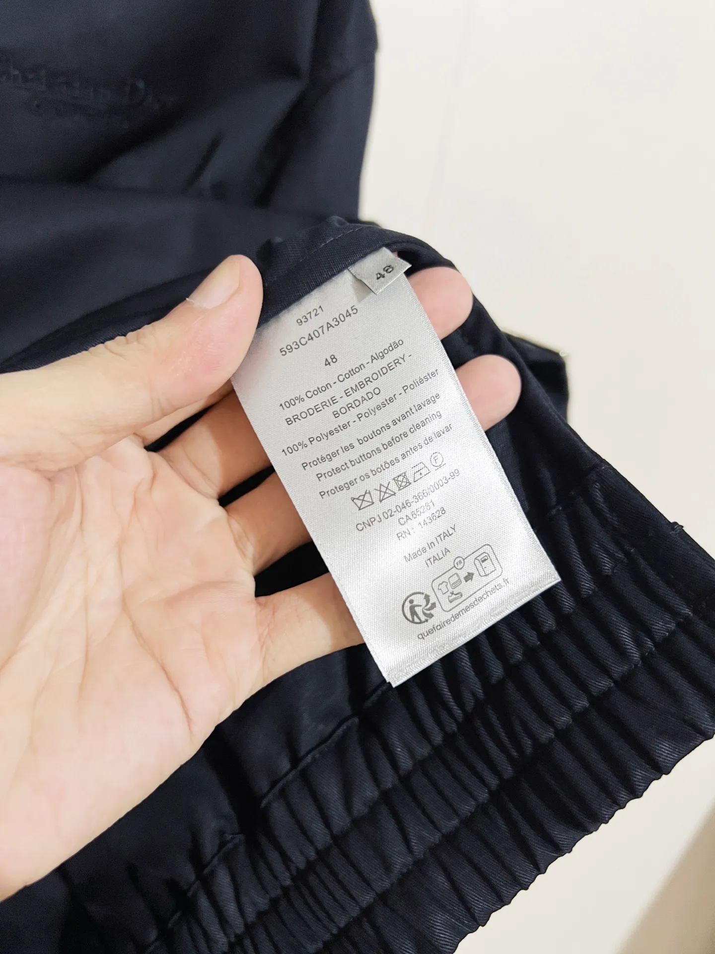 🅿️600 (only high-quality products🔥ZP version, no pressure to get in and out of the cabinet) -Dior official website models are updated at the same time. Large flap pockets on the back with fine embroidery of letters. Woven fabric bomber jacket, same style for men and women -YB molded fabric details are the same. Full set of accessories customized to distinguish the market currency. Welcome to compare -Color black -Code number 46 48 50 52