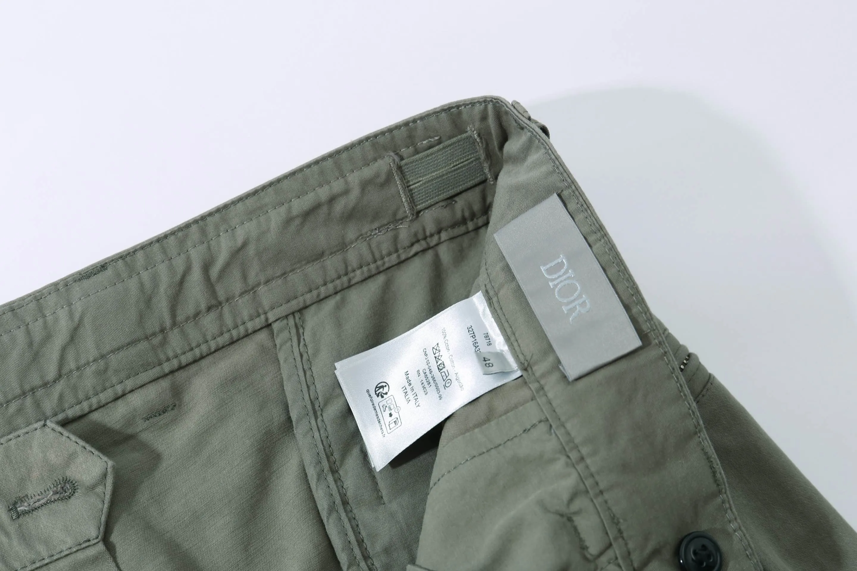 🅿️290 high quality new Diox Stone Island co-branded logo shorts The fabric is made of custom-made woven fabric, which is silky and super soft compared to the original. The texture and strands of the fabric are clear and obvious, and the drape is first-class. The workmanship is exquisite and meets the foreign trade export standards. There are 4.5 stitches per centimeter. Every seam is pressed with open stitching, and the stitching is as neat as a ruler. , Made of woven floral cotton ribbon, the weaving is tight and soft to the touch. The embroidery process uses Behringer embroidery machine, which makes the embroidery colors more full and the embroidery more three-dimensional. The upper body effect is good, the same style for men and women, simple and versatile, purchasing heavyweight items, feel free to compare the quality of any on the market! Size: xs-l
