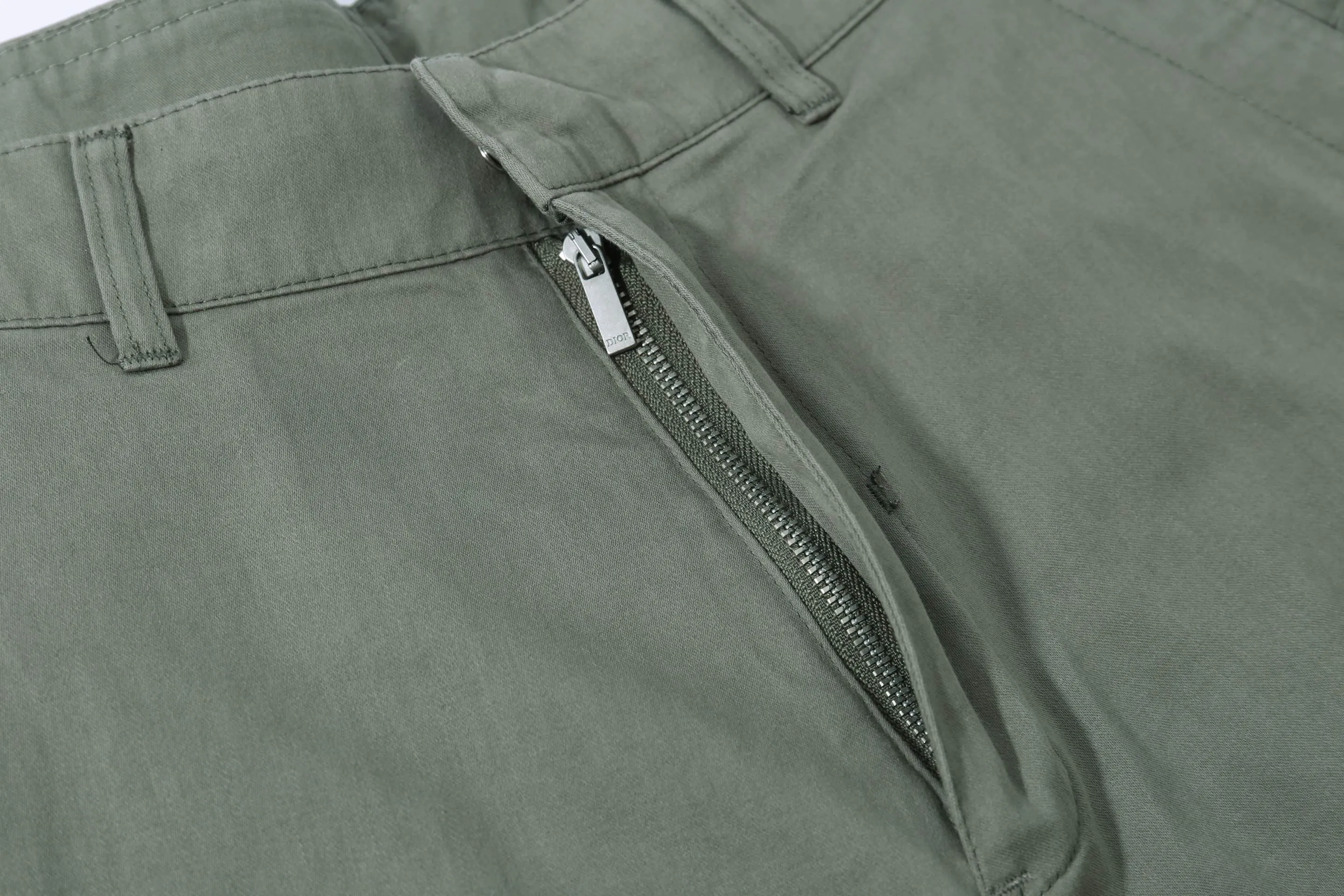 🅿️290 high quality new Diox Stone Island co-branded logo shorts The fabric is made of custom-made woven fabric, which is silky and super soft compared to the original. The texture and strands of the fabric are clear and obvious, and the drape is first-class. The workmanship is exquisite and meets the foreign trade export standards. There are 4.5 stitches per centimeter. Every seam is pressed with open stitching, and the stitching is as neat as a ruler. , Made of woven floral cotton ribbon, the weaving is tight and soft to the touch. The embroidery process uses Behringer embroidery machine, which makes the embroidery colors more full and the embroidery more three-dimensional. The upper body effect is good, the same style for men and women, simple and versatile, purchasing heavyweight items, feel free to compare the quality of any on the market! Size: xs-l