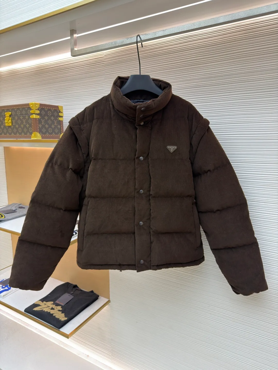 Prada Triangle Label Functional Down Jacket ●Original version: 26400 purchase and development ●Item number: 1681856-E55 ●Fabric: corduroy fabric ●Technology: mechanical down filling ●Color: brown ●Version: fitted version ●Weight: about 1180 grams ●Size: S-M-L-XL ●Description: Customized velvet premium corduroy with mellow texture and delicate texture Using the new national standard 90 white duck down (welcome to test), it is full of down and warm. You are in a warm cloud, surrounded by soft warmth. The main color is calm jet black. The iconic enameled metal triangle logo is embellished on the chest. It is low-key and powerful. The stand-up collar is crisp and stylish. It accurately fits the curve of the neck. And the design of the hidden hood is like a mysterious guardian. It can also be detached to turn the sleeves into a vest. Transformed into a lightweight vest, showing its unique charm inadvertently, switching styles freely, becoming the leader of urban fashion with its unique charm and fearless attitude, mechanical down filling. Prioritize the production of inner liner patterns to determine the down filling area according to the original three-dimensional effect. Determine the down weight per square meter to calculate the filling amount of each cut. The down filling machine uses a digital weighing unit to achieve stable measurement, and uses an imported special machine to position the "Prada triangle mark" with infrared rays for a more accurate position. Strong and sturdy. The template machine opens the zipper bag. The lines are smooth and neat. The lines are evenly routed. The template machine lines the lines. The line process of the template machine shows extremely high neatness and smoothness. The craftsman accurately controls the size during the operation to ensure that each line meets the design requirements. The lines of the entire template are smooth and unified. It is neat and beautiful, and the fabrics have been washed. It has better hand feel and texture. It is not easy to deform, not easy to shrink, not easy to fade, and maintains long-term beauty. The overall wiring is straight and delicate, the fabric is comfortable and soft, and the color is consistent without color difference. It can be matched with the same style to create a fashionable look and control various occasions. Customized accessories, complete with three standards, same style for men and women!