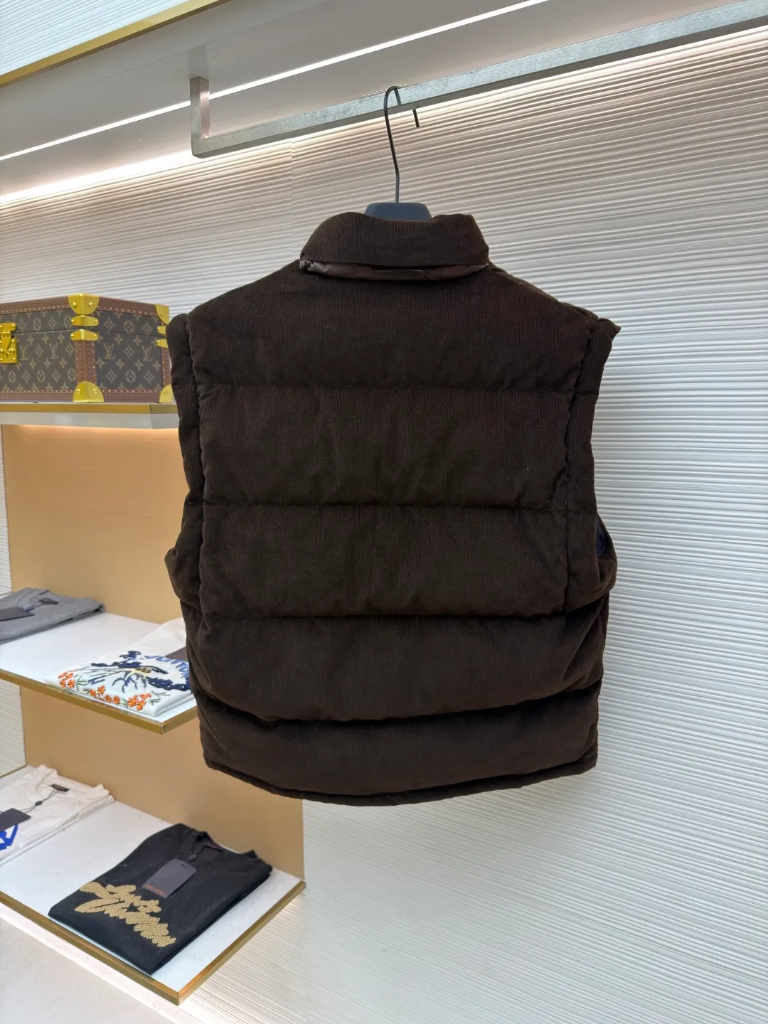 Prada Triangle Label Functional Down Jacket ●Original version: 26400 purchase and development ●Item number: 1681856-E55 ●Fabric: corduroy fabric ●Technology: mechanical down filling ●Color: brown ●Version: fitted version ●Weight: about 1180 grams ●Size: S-M-L-XL ●Description: Customized velvet premium corduroy with mellow texture and delicate texture Using the new national standard 90 white duck down (welcome to test), it is full of down and warm. You are in a warm cloud, surrounded by soft warmth. The main color is calm jet black. The iconic enameled metal triangle logo is embellished on the chest. It is low-key and powerful. The stand-up collar is crisp and stylish. It accurately fits the curve of the neck. And the design of the hidden hood is like a mysterious guardian. It can also be detached to turn the sleeves into a vest. Transformed into a lightweight vest, showing its unique charm inadvertently, switching styles freely, becoming the leader of urban fashion with its unique charm and fearless attitude, mechanical down filling. Prioritize the production of inner liner patterns to determine the down filling area according to the original three-dimensional effect. Determine the down weight per square meter to calculate the filling amount of each cut. The down filling machine uses a digital weighing unit to achieve stable measurement, and uses an imported special machine to position the "Prada triangle mark" with infrared rays for a more accurate position. Strong and sturdy. The template machine opens the zipper bag. The lines are smooth and neat. The lines are evenly routed. The template machine lines the lines. The line process of the template machine shows extremely high neatness and smoothness. The craftsman accurately controls the size during the operation to ensure that each line meets the design requirements. The lines of the entire template are smooth and unified. It is neat and beautiful, and the fabrics have been washed. It has better hand feel and texture. It is not easy to deform, not easy to shrink, not easy to fade, and maintains long-term beauty. The overall wiring is straight and delicate, the fabric is comfortable and soft, and the color is consistent without color difference. It can be matched with the same style to create a fashionable look and control various occasions. Customized accessories, complete with three standards, same style for men and women!