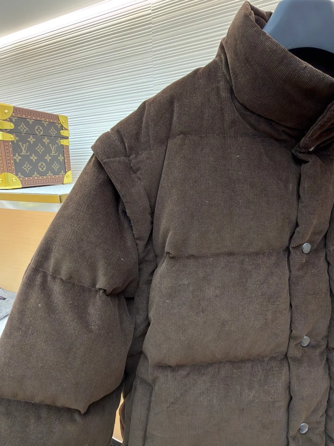 Prada Triangle Label Functional Down Jacket ●Original version: 26400 purchase and development ●Item number: 1681856-E55 ●Fabric: corduroy fabric ●Technology: mechanical down filling ●Color: brown ●Version: fitted version ●Weight: about 1180 grams ●Size: S-M-L-XL ●Description: Customized velvet premium corduroy with mellow texture and delicate texture Using the new national standard 90 white duck down (welcome to test), it is full of down and warm. You are in a warm cloud, surrounded by soft warmth. The main color is calm jet black. The iconic enameled metal triangle logo is embellished on the chest. It is low-key and powerful. The stand-up collar is crisp and stylish. It accurately fits the curve of the neck. And the design of the hidden hood is like a mysterious guardian. It can also be detached to turn the sleeves into a vest. Transformed into a lightweight vest, showing its unique charm inadvertently, switching styles freely, becoming the leader of urban fashion with its unique charm and fearless attitude, mechanical down filling. Prioritize the production of inner liner patterns to determine the down filling area according to the original three-dimensional effect. Determine the down weight per square meter to calculate the filling amount of each cut. The down filling machine uses a digital weighing unit to achieve stable measurement, and uses an imported special machine to position the "Prada triangle mark" with infrared rays for a more accurate position. Strong and sturdy. The template machine opens the zipper bag. The lines are smooth and neat. The lines are evenly routed. The template machine lines the lines. The line process of the template machine shows extremely high neatness and smoothness. The craftsman accurately controls the size during the operation to ensure that each line meets the design requirements. The lines of the entire template are smooth and unified. It is neat and beautiful, and the fabrics have been washed. It has better hand feel and texture. It is not easy to deform, not easy to shrink, not easy to fade, and maintains long-term beauty. The overall wiring is straight and delicate, the fabric is comfortable and soft, and the color is consistent without color difference. It can be matched with the same style to create a fashionable look and control various occasions. Customized accessories, complete with three standards, same style for men and women!
