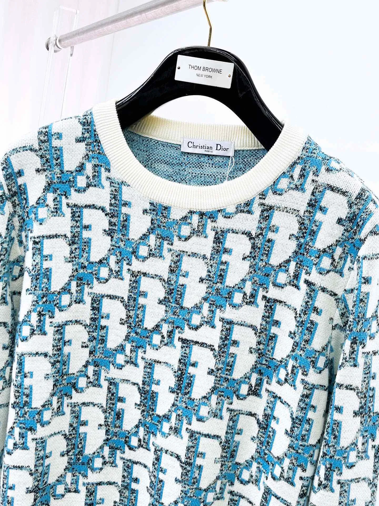 🅿️440 Dior 2025ss new wool blended round neck long-sleeved sweater cardigan bottoming sweater, high-end version! The custom-made fabrics at the counter are highly breathable and comfortable, with impeccable details and brand element design concepts, reflecting high quality. It feels delicate and soft! It presents a casual cut and the upper body shape is great! 🐉Code size: M-3XL