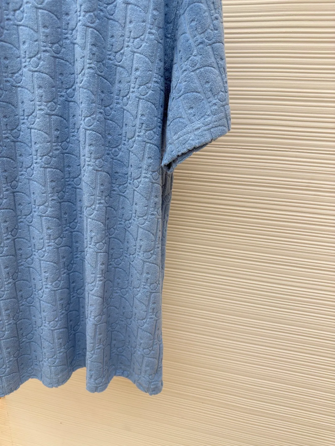 DIOR full-print terry short sleeves ●Authentic product: Purchased and developed for 6600 ●Item number: 1680261-A05 ●Fabric: pure cotton fabric ●Technology: positioning cutting ●Version: fitted version ●Weight: about 350g ●Size: S-M-L-XL ●Description: Custom-woven and custom-dyed pure cotton 100% jacquard material Oblique presbyopic pattern fabric Weight 300G Positioning pattern Positioning tailoring Each piece is in the same position Jacquard cotton towel material has dark patterns and a heavy hand feel. The overall routing is straight and delicate, the fabric is comfortable and soft, and the color is consistent without color difference. It can be matched with the same style to create a fashionable look and control various occasions. Customized accessories, complete with three standards, same style for men and women!