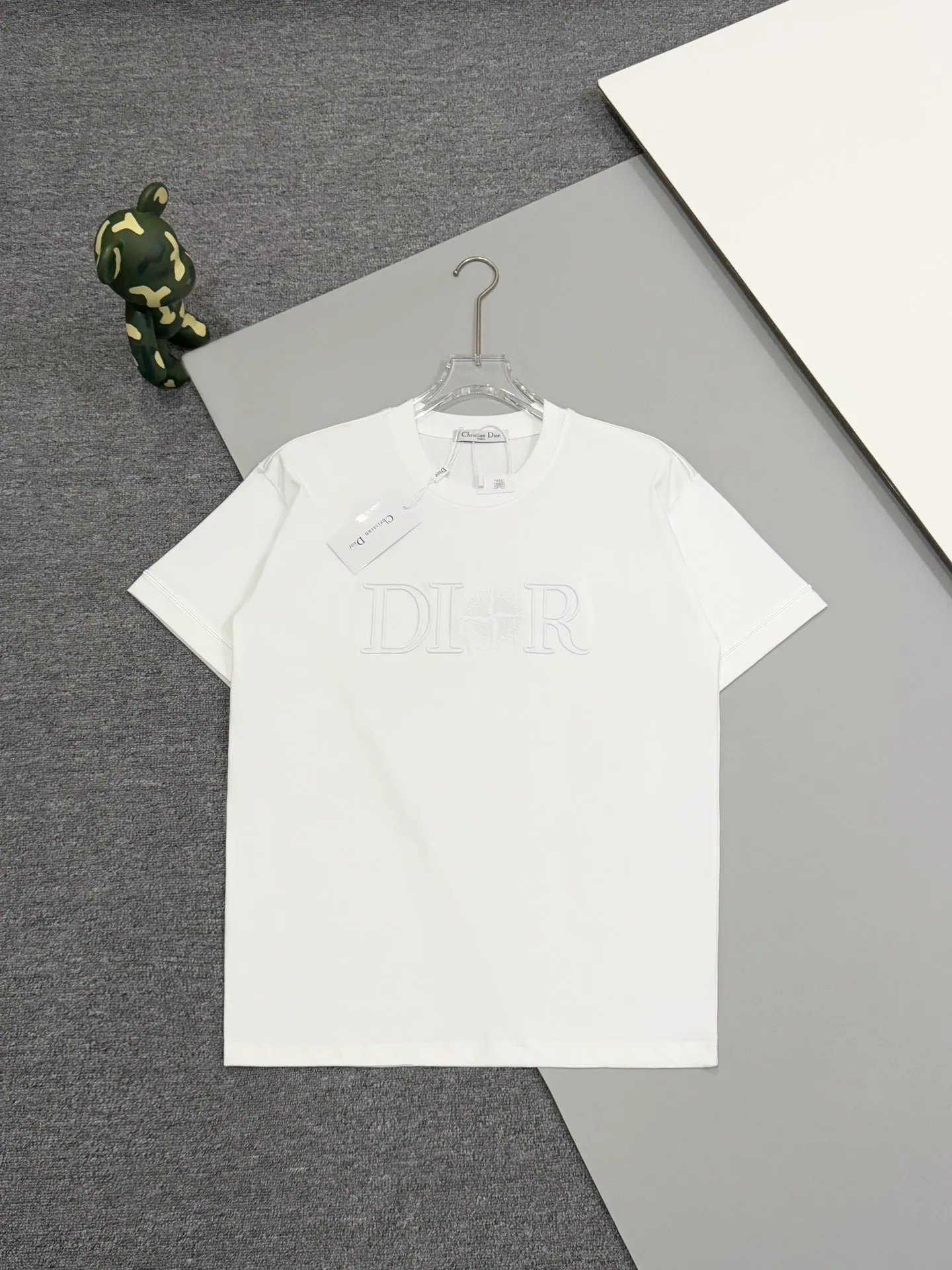 🅿️190 [Higher Version] Dior x Stone Island Dior x Stone Island joint embroidered short sleeves. The fabric is 32 counts, 280g, full of texture and soft to the touch. The process adopts imported machine embroidery technology. Advanced computer control system and precision mechanical components are used to realize the Dior Stone Island embroidery operation. High precision. The lines are smooth and delicate. The valley wave weaving process adjusts the knitting method of the front and rear continuous needle beds to create a horizontal convex effect on the surface of the knitted fabric. The fabric is washed and has a better hand feel. It is not easy to deform, shrink or fade. Maintain long-lasting beauty, complete with three standard styles for men and women. Color: black/white Size: S to xL