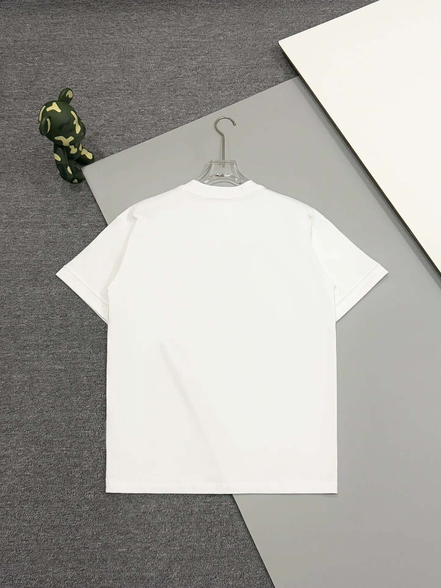 🅿️190 [Higher Version] Dior x Stone Island Dior x Stone Island joint embroidered short sleeves. The fabric is 32 counts, 280g, full of texture and soft to the touch. The process adopts imported machine embroidery technology. Advanced computer control system and precision mechanical components are used to realize the Dior Stone Island embroidery operation. High precision. The lines are smooth and delicate. The valley wave weaving process adjusts the knitting method of the front and rear continuous needle beds to create a horizontal convex effect on the surface of the knitted fabric. The fabric is washed and has a better hand feel. It is not easy to deform, shrink or fade. Maintain long-lasting beauty, complete with three standard styles for men and women. Color: black/white Size: S to xL