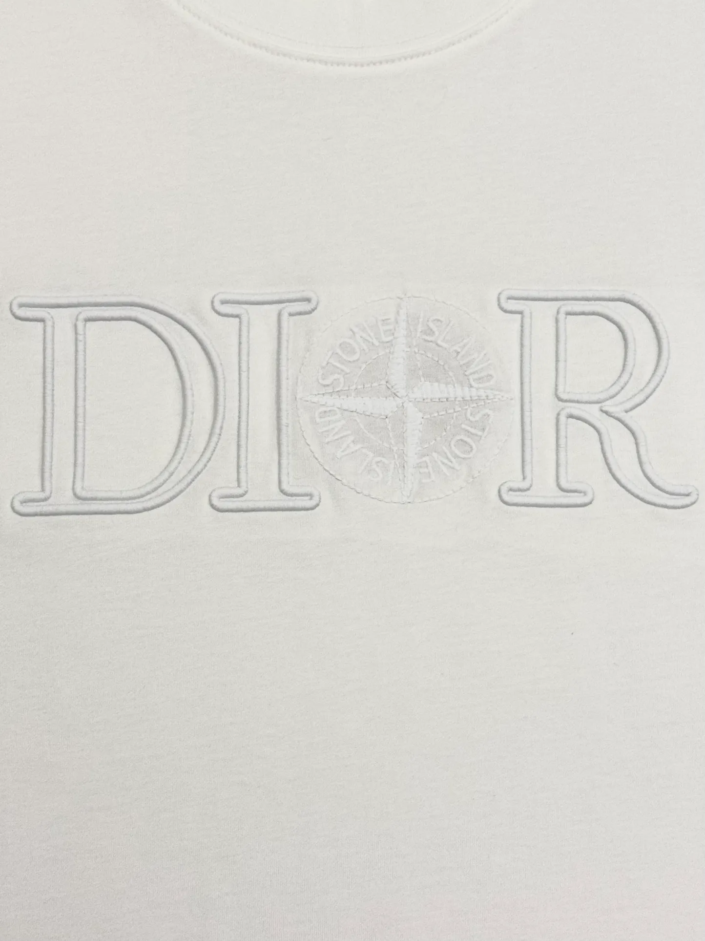 🅿️190 [Higher Version] Dior x Stone Island Dior x Stone Island joint embroidered short sleeves. The fabric is 32 counts, 280g, full of texture and soft to the touch. The process adopts imported machine embroidery technology. Advanced computer control system and precision mechanical components are used to realize the Dior Stone Island embroidery operation. High precision. The lines are smooth and delicate. The valley wave weaving process adjusts the knitting method of the front and rear continuous needle beds to create a horizontal convex effect on the surface of the knitted fabric. The fabric is washed and has a better hand feel. It is not easy to deform, shrink or fade. Maintain long-lasting beauty, complete with three standard styles for men and women. Color: black/white Size: S to xL