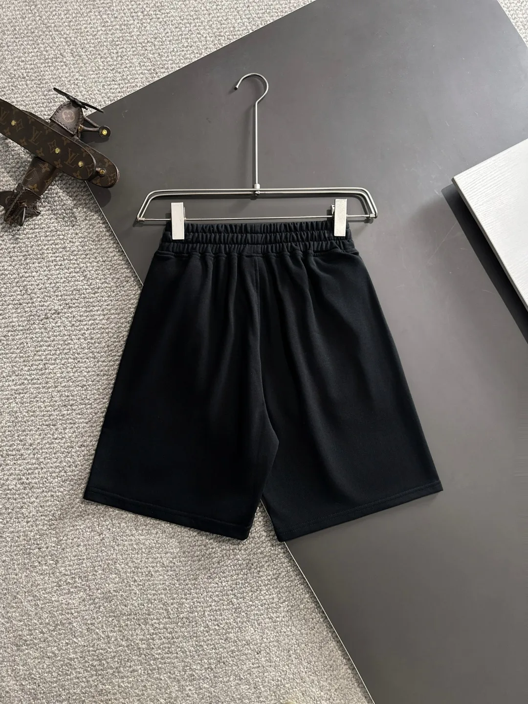 🅿️330 shipped next day, high-end goods DIOR/Dior Stone Island 2025 spring and summer new elastic band casual solid color loose shorts, two needle stitches at the trouser hem, fine and firm stitching, counter-customized fabrics with high breathability and comfort, impeccable details, brand element design concept, reflecting high quality. It feels delicate and soft! It presents a casual cut and the upper body shape is great! Size: S-XXL