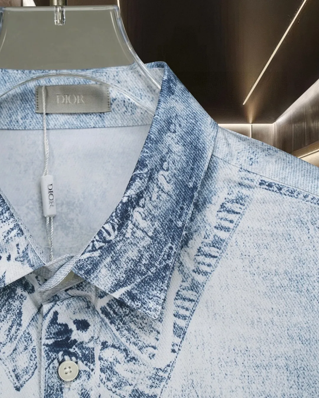 🅿️296 DIOR Dior hot style is coming Jay Chou's same style light blue distressed denim digitally printed long-sleeved shirt 2025ss official website new long-sleeved shirt shirt, exquisitely printed Logo high-end version, custom-made fabrics at the counter. Highly breathable and comfortable, exquisitely crafted, impeccable detail processing, custom-made logo engraved buttons, complete with three labels. Brand element design concept reflects high quality. It feels delicate and soft! It presents a casual cut and the upper body shape is great! 🐍Size: M-XXL