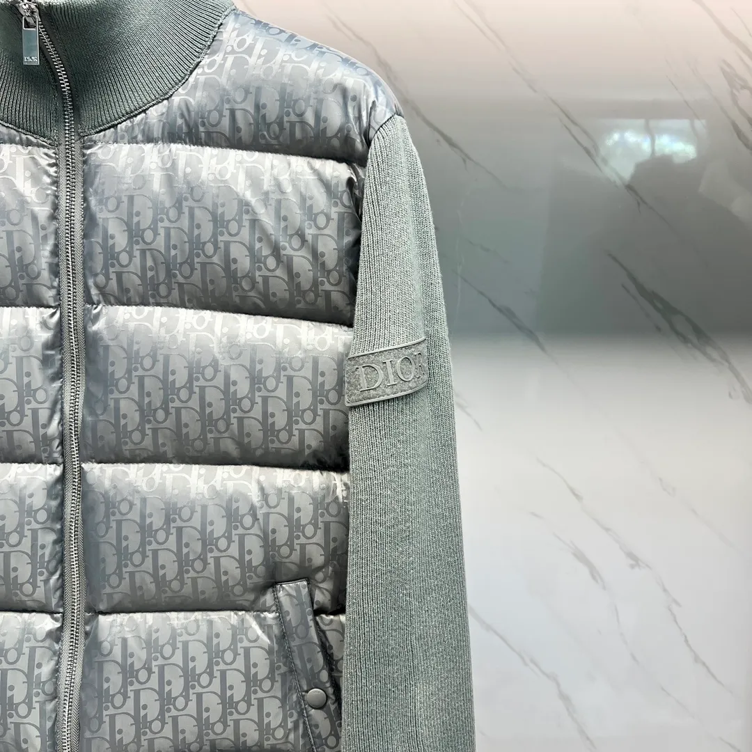 🅿️720 💎High version💎 Dior CD Home 2023 Gray Our very slow hardware comes from the hardware zippers and electroplating process introduced from Taiwan. You can compare my zipper with other zippers. You can hear the sound of the zipper. It is tight, smooth, and smooth. Secondly, our buttons are all facing in one direction. The buttons use the latest technology TPU apron. The reset is more sensitive than ordinary metal. The tensioner damping has higher precision in each touch, is more wear-resistant, and is more durable. Third, please note that wool products are bound to pill, but the probability of pilling varies depending on the time and place of use (it is recommended not to buy it). Fourth, please put mothballs on wool products when they are not being worn. The fabric is still made using Japan's Mitsubishi Textile jacquard technology with a high density of 150,000 stitches per square centimeter. It is then dip-dyed with pure water from Japan's Komatsu Refining Co., Ltd. in non-circulating segments, ensuring that every square foot of cloth on your body can be colorful with small color difference and energetic reflections can be seen on the sides. All pockets are made of pure cotton TR cloth. Pockets are the places we touch most during use. It may be touched hundreds of times a day, so we insist on saving money, and you can't tell if we can reduce the cost by 10 yuan. However, in order to pursue durability, and the original FK, we still choose the fabric used to make overalls as pocket cloth. This kind of fabric is widely used to make overalls, suit pants, suits, outdoor camping, and jungle trekking fabrics, so there is no problem if you touch your pockets hundreds of times a day. 95% pure white duck down, top-notch world-destroying version, and only made in one order. Hurry up and put it on the shelves, it may be taken off the shelves soon. Color: black, navy blue, gray, white Size: 44, 46, 48, 50, 52