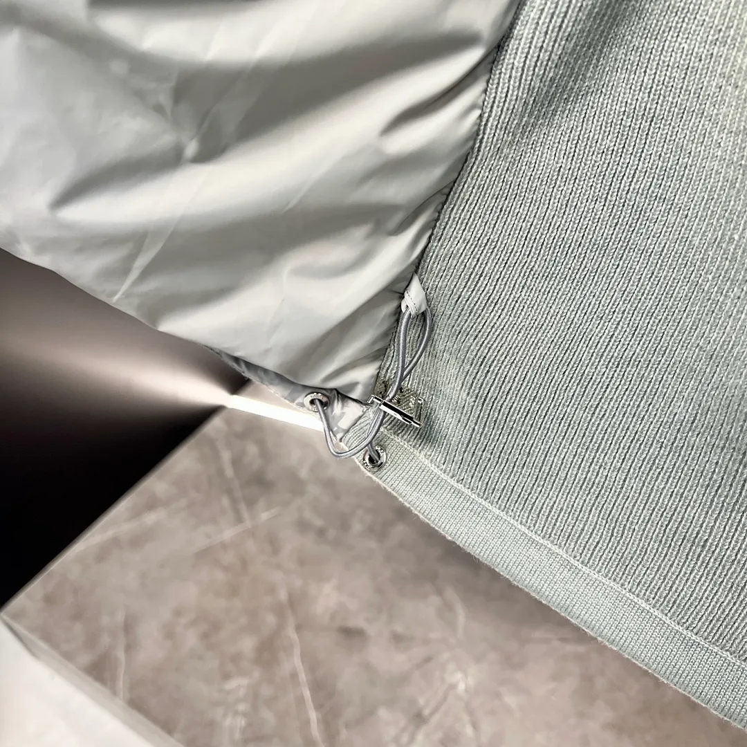🅿️720 💎High version💎 Dior CD Home 2023 Gray Our very slow hardware comes from the hardware zippers and electroplating process introduced from Taiwan. You can compare my zipper with other zippers. You can hear the sound of the zipper. It is tight, smooth, and smooth. Secondly, our buttons are all facing in one direction. The buttons use the latest technology TPU apron. The reset is more sensitive than ordinary metal. The tensioner damping has higher precision in each touch, is more wear-resistant, and is more durable. Third, please note that wool products are bound to pill, but the probability of pilling varies depending on the time and place of use (it is recommended not to buy it). Fourth, please put mothballs on wool products when they are not being worn. The fabric is still made using Japan's Mitsubishi Textile jacquard technology with a high density of 150,000 stitches per square centimeter. It is then dip-dyed with pure water from Japan's Komatsu Refining Co., Ltd. in non-circulating segments, ensuring that every square foot of cloth on your body can be colorful with small color difference and energetic reflections can be seen on the sides. All pockets are made of pure cotton TR cloth. Pockets are the places we touch most during use. It may be touched hundreds of times a day, so we insist on saving money, and you can't tell if we can reduce the cost by 10 yuan. However, in order to pursue durability, and the original FK, we still choose the fabric used to make overalls as pocket cloth. This kind of fabric is widely used to make overalls, suit pants, suits, outdoor camping, and jungle trekking fabrics, so there is no problem if you touch your pockets hundreds of times a day. 95% pure white duck down, top-notch world-destroying version, and only made in one order. Hurry up and put it on the shelves, it may be taken off the shelves soon. Color: black, navy blue, gray, white Size: 44, 46, 48, 50, 52