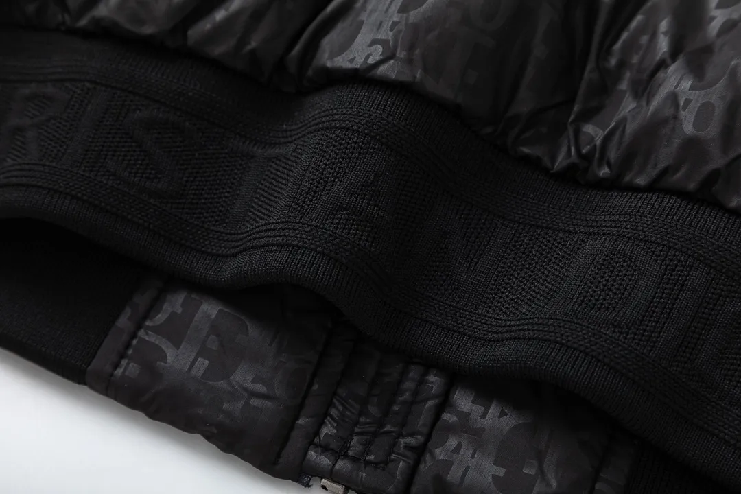 🅿️600 DIOR Dior's new autumn and winter style 🆕down jacket. Original 1:1 customized hardware accessories, all imported and original customization. Welcome to compare at the counter. Absolutely high quality. Made of top 90 white duck down. Super soft, fluffy and plump. Super heavy workmanship. The fabric is well-crafted and has a perfect version. Note⚠The fabric is super comfortable. Exclusive model. Non-market goods. Same sizes for men and women. Size M to XXL