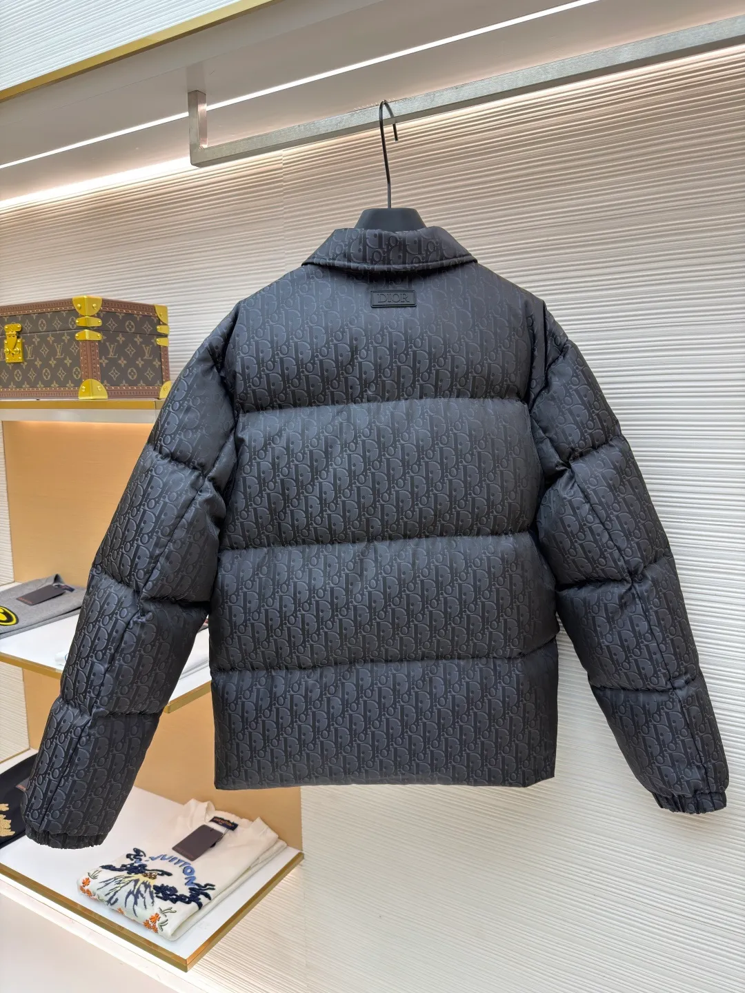 Dior 25ss jacquard all-over printed down jacket ●Original version: purchased and developed by 21894 ●Item number: 1682014-D35 ●Fabric: white duck down fabric ●Technology: jacquard production ●Color: black ●Version: fitted version ●Weight: about 800 grams ●Size: 46-48-50-52 ●Description: The fabric adopts scientific jacquard technology: laser jacquard technology is applied to the fabric to make the whole piece of clothing uneven and more three-dimensional. This technology not only improves the visual effect of the fabric, but also enhances its durability and comfort. Custom-woven high-density satin nylon material, combined with dark jacquard weaving, makes the down vest extremely waterproof, anti-fouling, and dust-proof. This ensures that the vest will look and perform well in inclement weather. Oblique printing is applied to fabrics through precise printing technology and blends perfectly with the fabrics, presenting a low-key and luxurious visual effect. High-quality 90% white duck down is used as the filling, and it has been strictly processed and screened to ensure the fluffiness and warmth of the down. Evenly fill the down into the inner bladder of the vest and fix it by sewing and taping. Detailed processing is done on the collar, cuffs, hem and other parts of the vest to improve the practicality and beauty of the vest. At the same time, the vests are ironed and inspected to ensure that the product quality meets the standards. The overall wiring is straight and delicate, the fabric is comfortable and soft, and the color is consistent without color difference. It can be matched with the same style to create a fashionable look and control various occasions. Customized accessories, complete with three standards, same style for men and women!