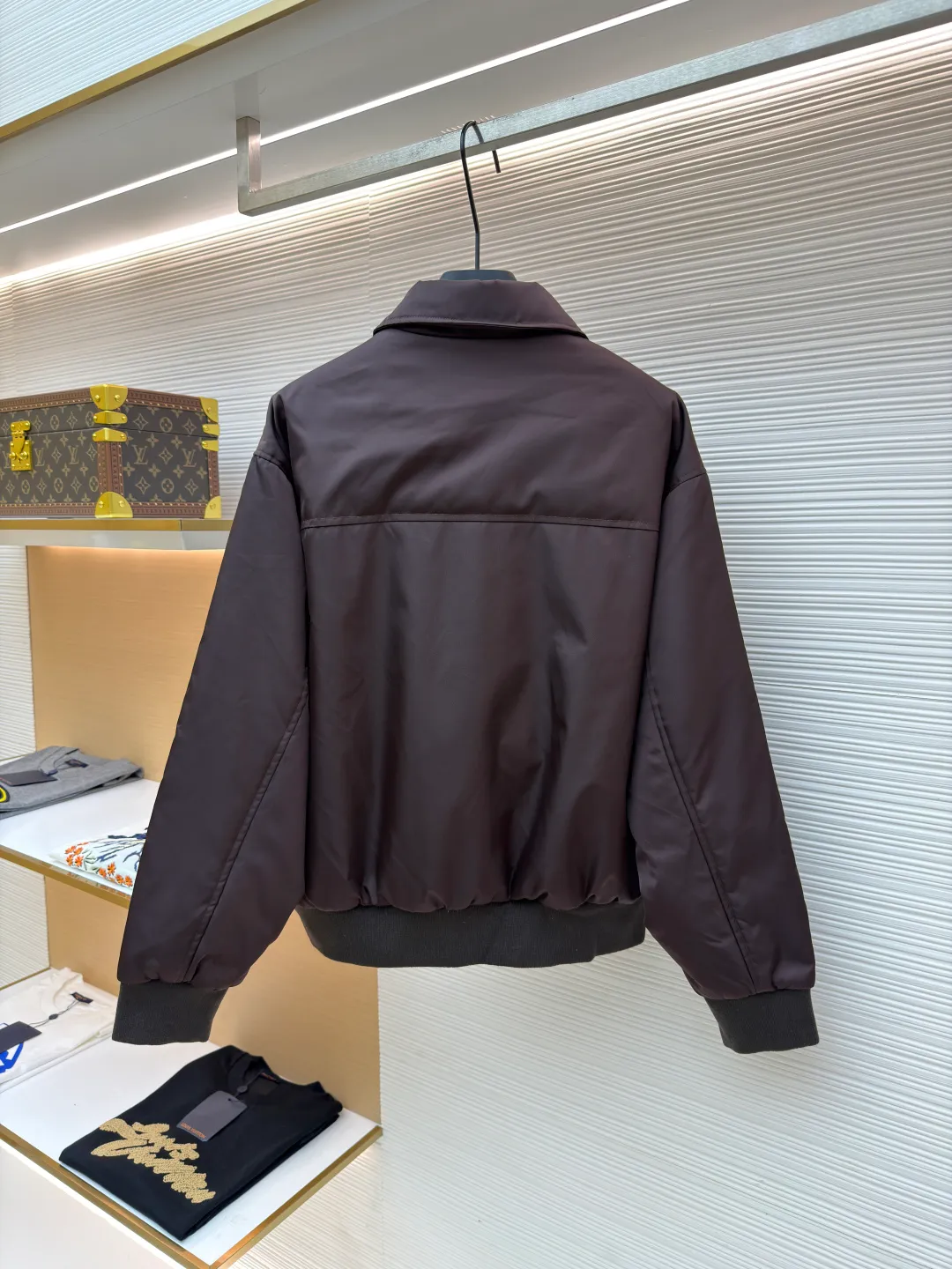 Prada triangle logo zipper pocket cotton jacket ●Original version: purchased and developed in 19800 ●Item number: 1681172-B60 ●Fabric: twill light-sensitive nylon film material ●Technology: infrared positioning production ●Color: brown ●Version: fitted version ●Weight: about 630 grams ●Size: 38-40-42-44 ●Description: Customized twill light-sensitive nylon film material and velvet cloud cotton sheet inside It is full of texture, comfortable and close to the skin. It is based on dark coffee tones that have accumulated over time. The iconic enameled triangular metal logo is embellished to highlight the elegance and nobility of the brand. The lining and padding design highlight the wrapping effect, which cleverly combines the warmth of cotton clothing and the aesthetics of life. The visual segmentation design of parallel double zipper pockets hides the slimming password of the micro-profile. It shows elegance and shines with a unique light. The imported infrared machine is used to locate the "Prada triangle mark" for more accurate positioning. Strong and solid, pure manual water disassembly process. After completing the initial combination of the lining cloth and the cotton piece, the craftsman will further adjust and disassemble it in the water. The lining cloth and the cotton piece can achieve a perfect combination, making the lining cloth and the cotton piece more closely combined. Beautiful and neat, the template machine opens the bag. The preset template guides the position, shape and size of the bag opening. The accuracy ensures the quality of the bag opening effect. The overall wiring is straight and delicate, the fabric is comfortable and soft, and the color is consistent without color difference. It can be matched with the same style to create a fashionable look and control various occasions. Customized accessories, complete with three standards, same style for men and women!