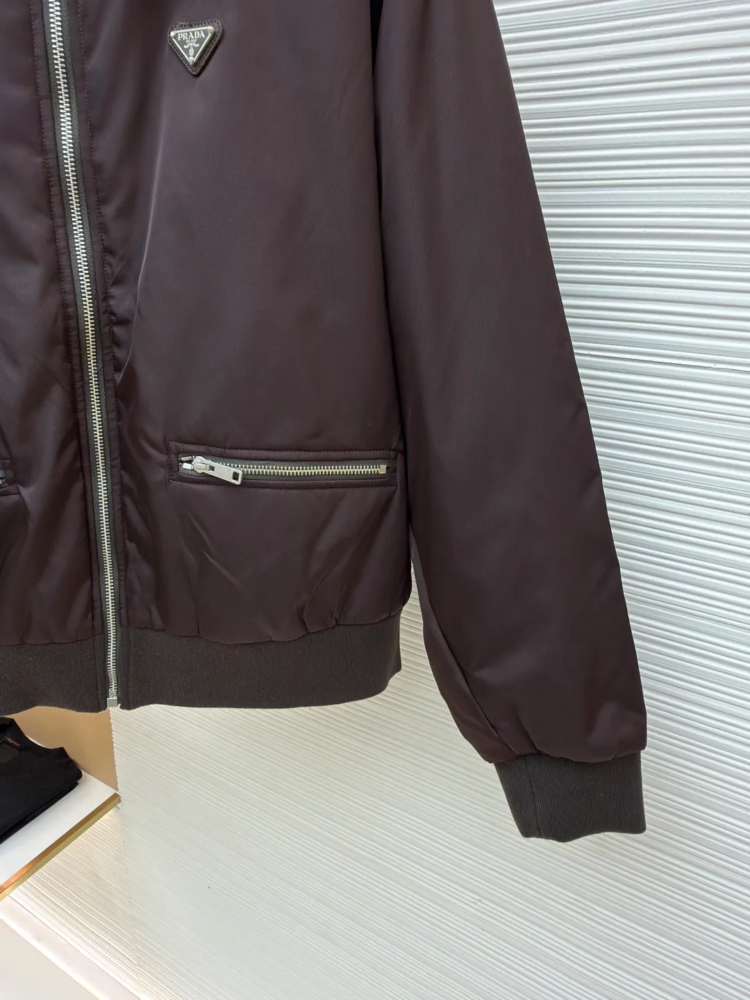 Prada triangle logo zipper pocket cotton jacket ●Original version: purchased and developed in 19800 ●Item number: 1681172-B60 ●Fabric: twill light-sensitive nylon film material ●Technology: infrared positioning production ●Color: brown ●Version: fitted version ●Weight: about 630 grams ●Size: 38-40-42-44 ●Description: Customized twill light-sensitive nylon film material and velvet cloud cotton sheet inside It is full of texture, comfortable and close to the skin. It is based on dark coffee tones that have accumulated over time. The iconic enameled triangular metal logo is embellished to highlight the elegance and nobility of the brand. The lining and padding design highlight the wrapping effect, which cleverly combines the warmth of cotton clothing and the aesthetics of life. The visual segmentation design of parallel double zipper pockets hides the slimming password of the micro-profile. It shows elegance and shines with a unique light. The imported infrared machine is used to locate the "Prada triangle mark" for more accurate positioning. Strong and solid, pure manual water disassembly process. After completing the initial combination of the lining cloth and the cotton piece, the craftsman will further adjust and disassemble it in the water. The lining cloth and the cotton piece can achieve a perfect combination, making the lining cloth and the cotton piece more closely combined. Beautiful and neat, the template machine opens the bag. The preset template guides the position, shape and size of the bag opening. The accuracy ensures the quality of the bag opening effect. The overall wiring is straight and delicate, the fabric is comfortable and soft, and the color is consistent without color difference. It can be matched with the same style to create a fashionable look and control various occasions. Customized accessories, complete with three standards, same style for men and women!