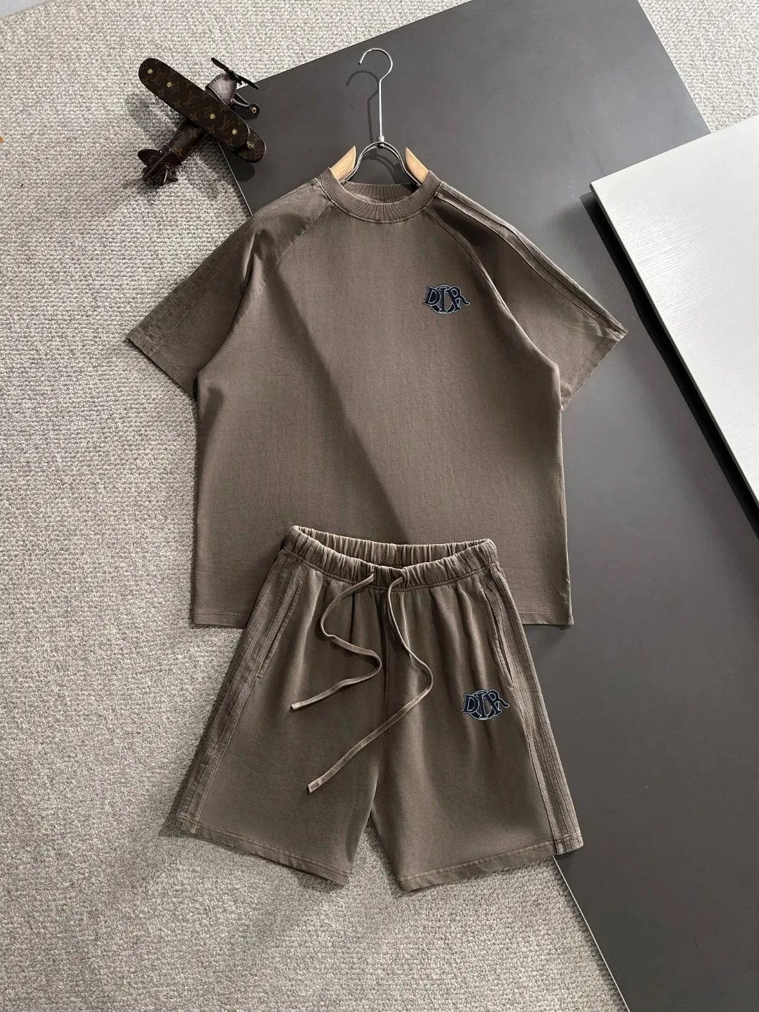 🅿️500 next day shipping DIOR/Dior high-end customization 2025 spring and summer new elastic band casual heavy industry washed suit, batik tripe sweat-absorbent and breathable, counter-customized fabric with high breathability and comfort, impeccable details, brand element design concept, reflecting high quality. It feels delicate and soft! It presents a casual cut and the upper body shape is great! Trading company channels are rare and available on the official website simultaneously! From a high-end men's positioning brand, high-end, low-key luxury taste, people can't refuse! Exquisite workmanship and impeccable quality! The overall style is simple, fashionable and timeless, fully meeting the requirements of stylish and tasteful dressing! Size: S-XXL