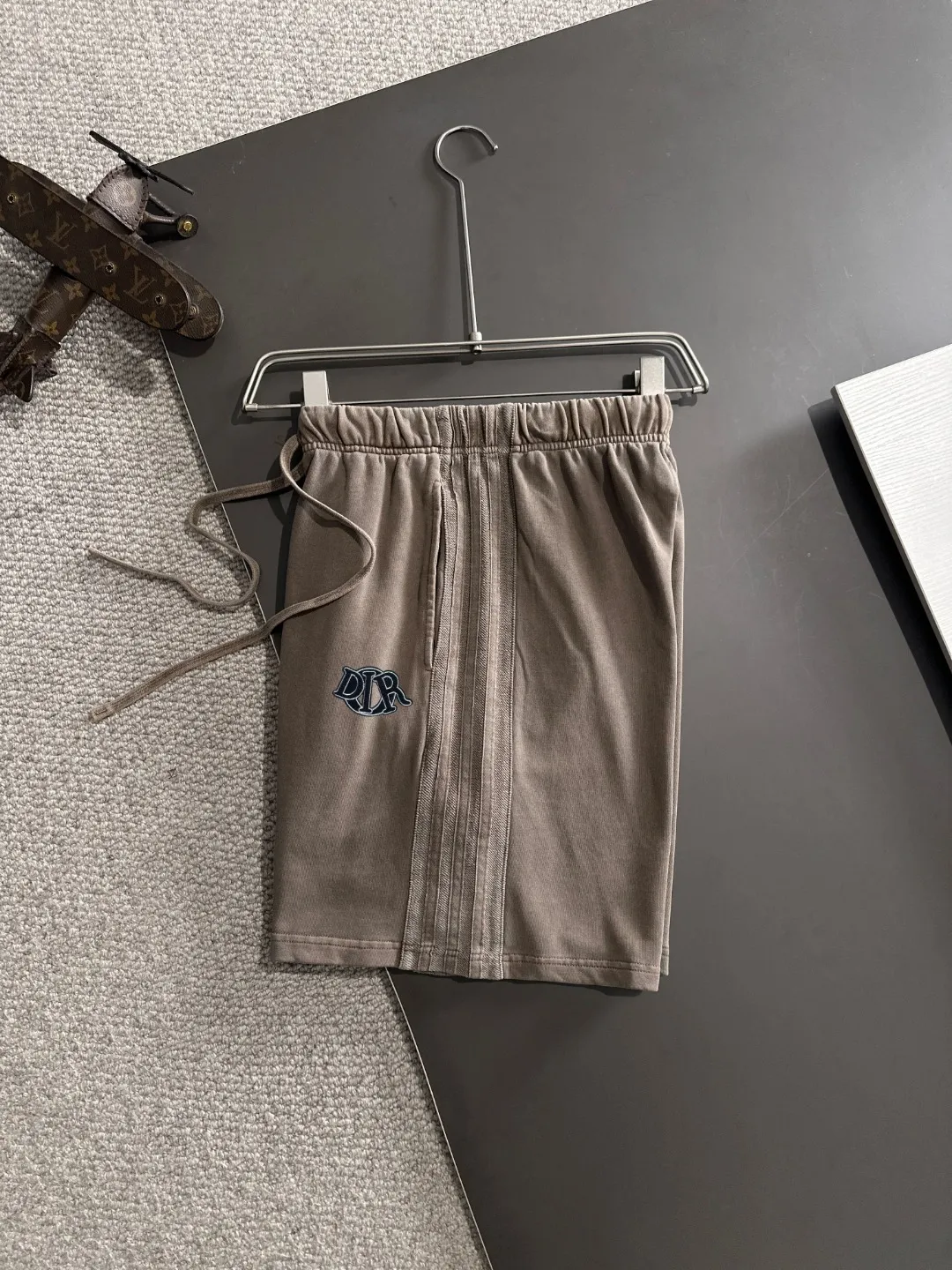 🅿️500 next day shipping DIOR/Dior high-end customization 2025 spring and summer new elastic band casual heavy industry washed suit, batik tripe sweat-absorbent and breathable, counter-customized fabric with high breathability and comfort, impeccable details, brand element design concept, reflecting high quality. It feels delicate and soft! It presents a casual cut and the upper body shape is great! Trading company channels are rare and available on the official website simultaneously! From a high-end men's positioning brand, high-end, low-key luxury taste, people can't refuse! Exquisite workmanship and impeccable quality! The overall style is simple, fashionable and timeless, fully meeting the requirements of stylish and tasteful dressing! Size: S-XXL