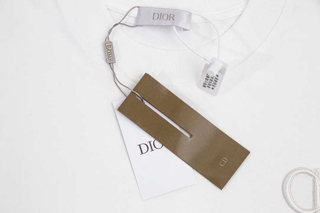 🅿️170 (➕5🉑comes with handbag) Dior Dior CD letter embroidered short-sleeved T-shirt. Customized 240g same-tank dyed fabric. Very comfortable to touch. The latest brick cabinet synchronization for spring and summer. OS off-shoulder version. Fashionable and personalized. Super versatile and good-looking. Very suitable for both men and women. Must-have style. Tag. Collar label. Washed wheat. Complete with three labels. Style number: 23801. Color: white. Size: XS~L