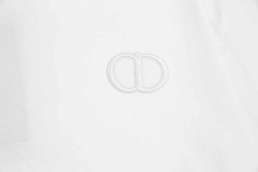 🅿️170 (➕5🉑comes with handbag) Dior Dior CD letter embroidered short-sleeved T-shirt. Customized 240g same-tank dyed fabric. Very comfortable to touch. The latest brick cabinet synchronization for spring and summer. OS off-shoulder version. Fashionable and personalized. Super versatile and good-looking. Very suitable for both men and women. Must-have style. Tag. Collar label. Washed wheat. Complete with three labels. Style number: 23801. Color: white. Size: XS~L