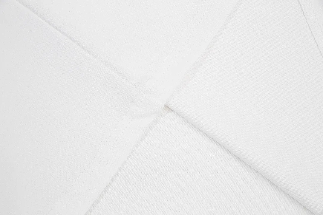 🅿️170 (➕5🉑comes with handbag) Dior Dior CD letter embroidered short-sleeved T-shirt. Customized 240g same-tank dyed fabric. Very comfortable to touch. The latest brick cabinet synchronization for spring and summer. OS off-shoulder version. Fashionable and personalized. Super versatile and good-looking. Very suitable for both men and women. Must-have style. Tag. Collar label. Washed wheat. Complete with three labels. Style number: 23801. Color: white. Size: XS~L