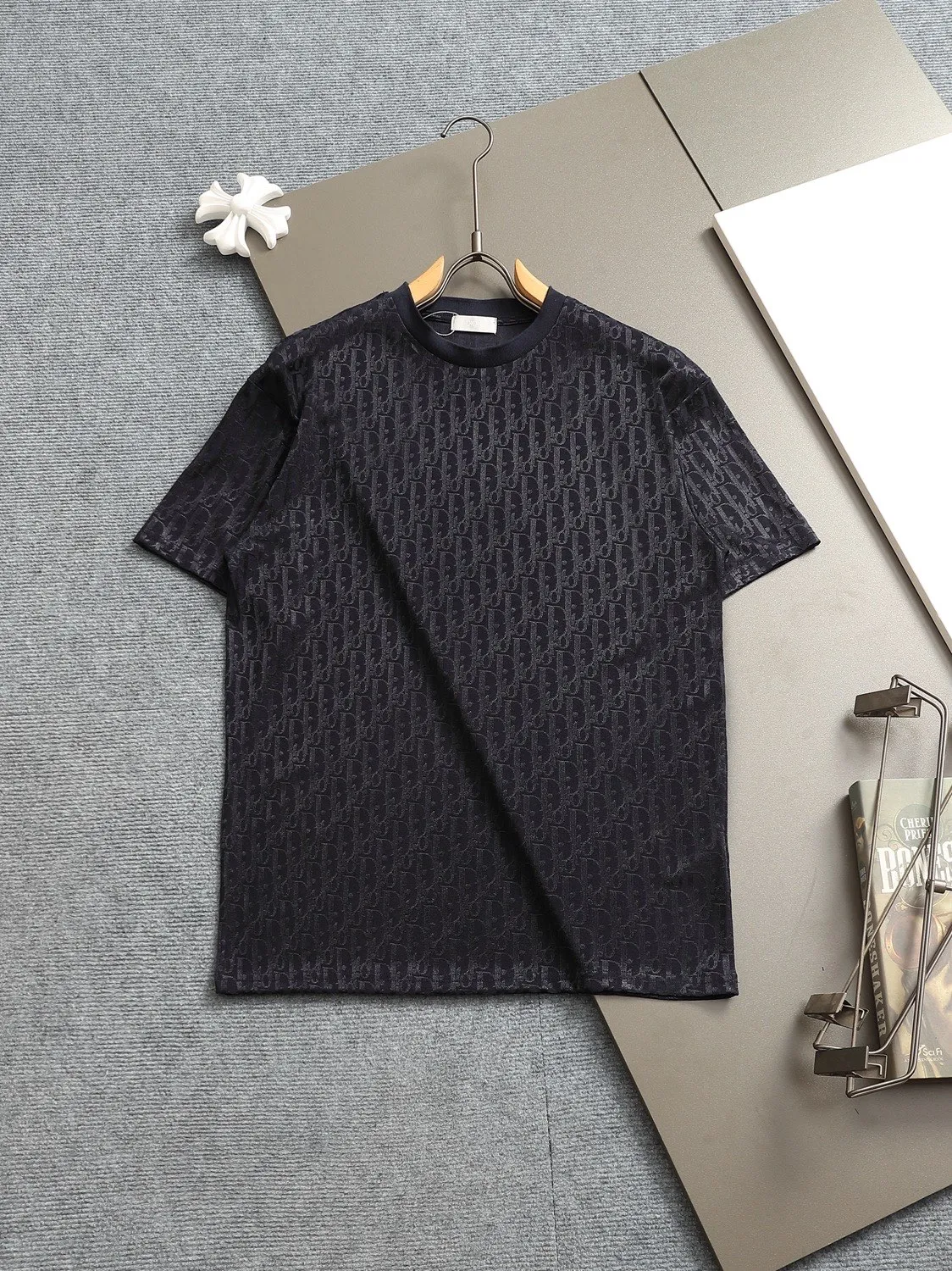 🅿️170 Doir Dior micro-wide version XS-L new exclusive limited edition 25 years of the latest and top-notch full printed logo dark pattern towel embroidered letter logo plaid patch on the back of both sleeves exquisite heavy craftsmanship As the leader in the luxury world, 280g washed fabric T-shirts, D family is well-deserved. The first thing that catches the eye on the piece I am going to talk about today is the two loose and comfortable styles~~The ribbed round neck is the best modification of its version, while B family has the upper body LOGO listed on the front, and the unique pin design uses a color matching design to highlight the texture! Cow Black and white, the most traditional modification method and the simplest color scale contrast form the strongest and direct contrast, and this is often the most concise and clear minimalist modification method~~A nostalgic classic atmosphere also spreads in this work inadvertently! ! Coupled with the blessing of pure cotton material, both the upper body comfort and the existence are unparalleled. It can be said to be a must-have companion in summer. The excellent breathability and comfortable wearing feeling are unparalleled~ Recommended! ! Size: XS S M L Color: Black White Navy Size Chart: