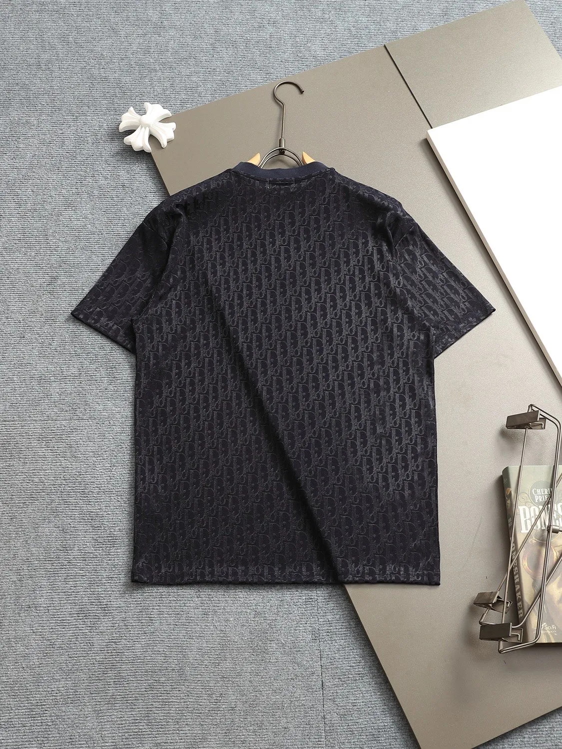 🅿️170 Doir Dior micro-wide version XS-L new exclusive limited edition 25 years of the latest and top-notch full printed logo dark pattern towel embroidered letter logo plaid patch on the back of both sleeves exquisite heavy craftsmanship As the leader in the luxury world, 280g washed fabric T-shirts, D family is well-deserved. The first thing that catches the eye on the piece I am going to talk about today is the two loose and comfortable styles~~The ribbed round neck is the best modification of its version, while B family has the upper body LOGO listed on the front, and the unique pin design uses a color matching design to highlight the texture! Cow Black and white, the most traditional modification method and the simplest color scale contrast form the strongest and direct contrast, and this is often the most concise and clear minimalist modification method~~A nostalgic classic atmosphere also spreads in this work inadvertently! ! Coupled with the blessing of pure cotton material, both the upper body comfort and the existence are unparalleled. It can be said to be a must-have companion in summer. The excellent breathability and comfortable wearing feeling are unparalleled~ Recommended! ! Size: XS S M L Color: Black White Navy Size Chart: