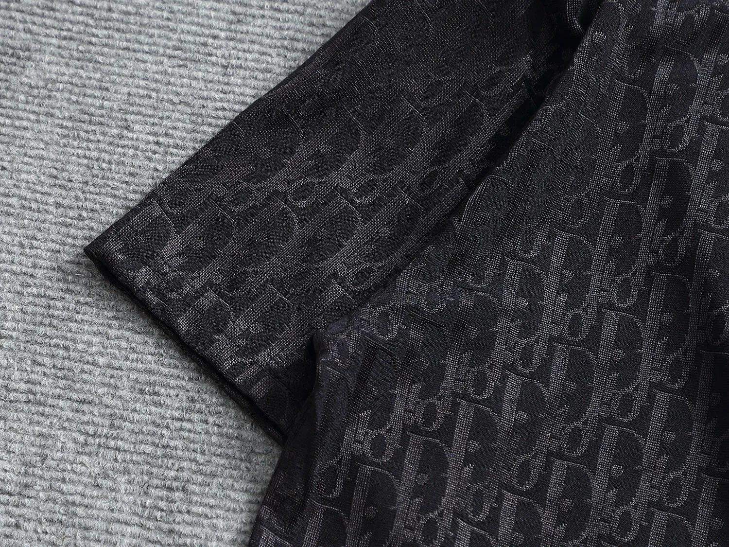 🅿️170 Doir Dior micro-wide version XS-L new exclusive limited edition 25 years of the latest and top-notch full printed logo dark pattern towel embroidered letter logo plaid patch on the back of both sleeves exquisite heavy craftsmanship As the leader in the luxury world, 280g washed fabric T-shirts, D family is well-deserved. The first thing that catches the eye on the piece I am going to talk about today is the two loose and comfortable styles~~The ribbed round neck is the best modification of its version, while B family has the upper body LOGO listed on the front, and the unique pin design uses a color matching design to highlight the texture! Cow Black and white, the most traditional modification method and the simplest color scale contrast form the strongest and direct contrast, and this is often the most concise and clear minimalist modification method~~A nostalgic classic atmosphere also spreads in this work inadvertently! ! Coupled with the blessing of pure cotton material, both the upper body comfort and the existence are unparalleled. It can be said to be a must-have companion in summer. The excellent breathability and comfortable wearing feeling are unparalleled~ Recommended! ! Size: XS S M L Color: Black White Navy Size Chart: