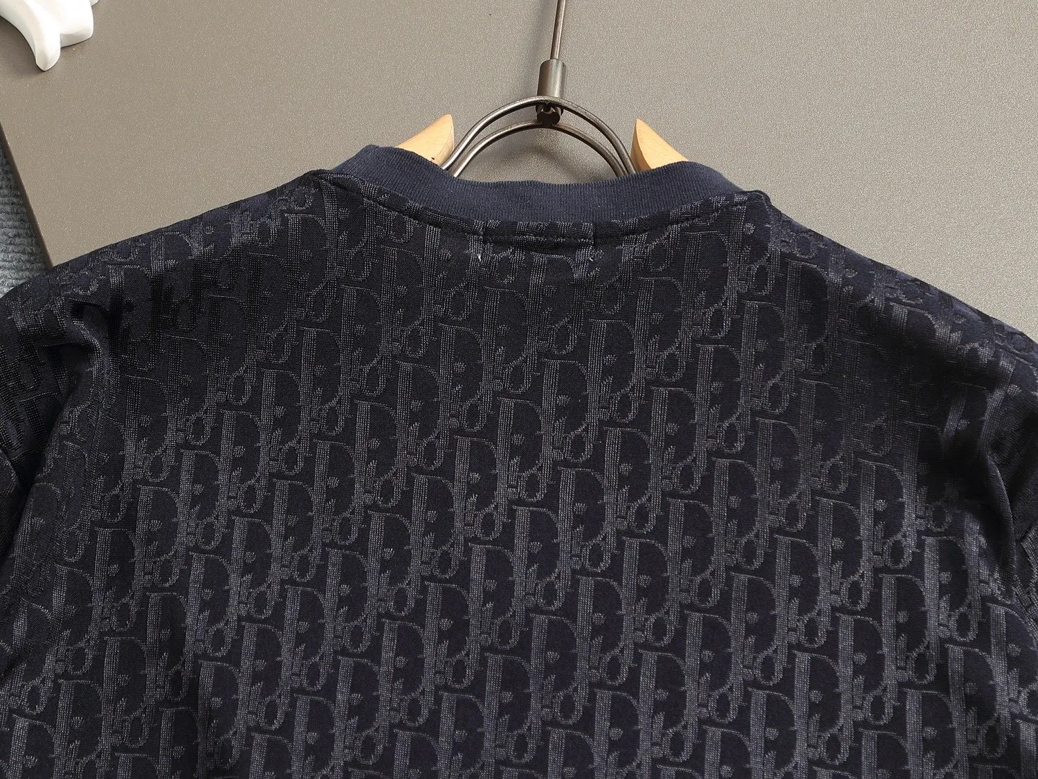 🅿️170 Doir Dior micro-wide version XS-L new exclusive limited edition 25 years of the latest and top-notch full printed logo dark pattern towel embroidered letter logo plaid patch on the back of both sleeves exquisite heavy craftsmanship As the leader in the luxury world, 280g washed fabric T-shirts, D family is well-deserved. The first thing that catches the eye on the piece I am going to talk about today is the two loose and comfortable styles~~The ribbed round neck is the best modification of its version, while B family has the upper body LOGO listed on the front, and the unique pin design uses a color matching design to highlight the texture! Cow Black and white, the most traditional modification method and the simplest color scale contrast form the strongest and direct contrast, and this is often the most concise and clear minimalist modification method~~A nostalgic classic atmosphere also spreads in this work inadvertently! ! Coupled with the blessing of pure cotton material, both the upper body comfort and the existence are unparalleled. It can be said to be a must-have companion in summer. The excellent breathability and comfortable wearing feeling are unparalleled~ Recommended! ! Size: XS S M L Color: Black White Navy Size Chart: