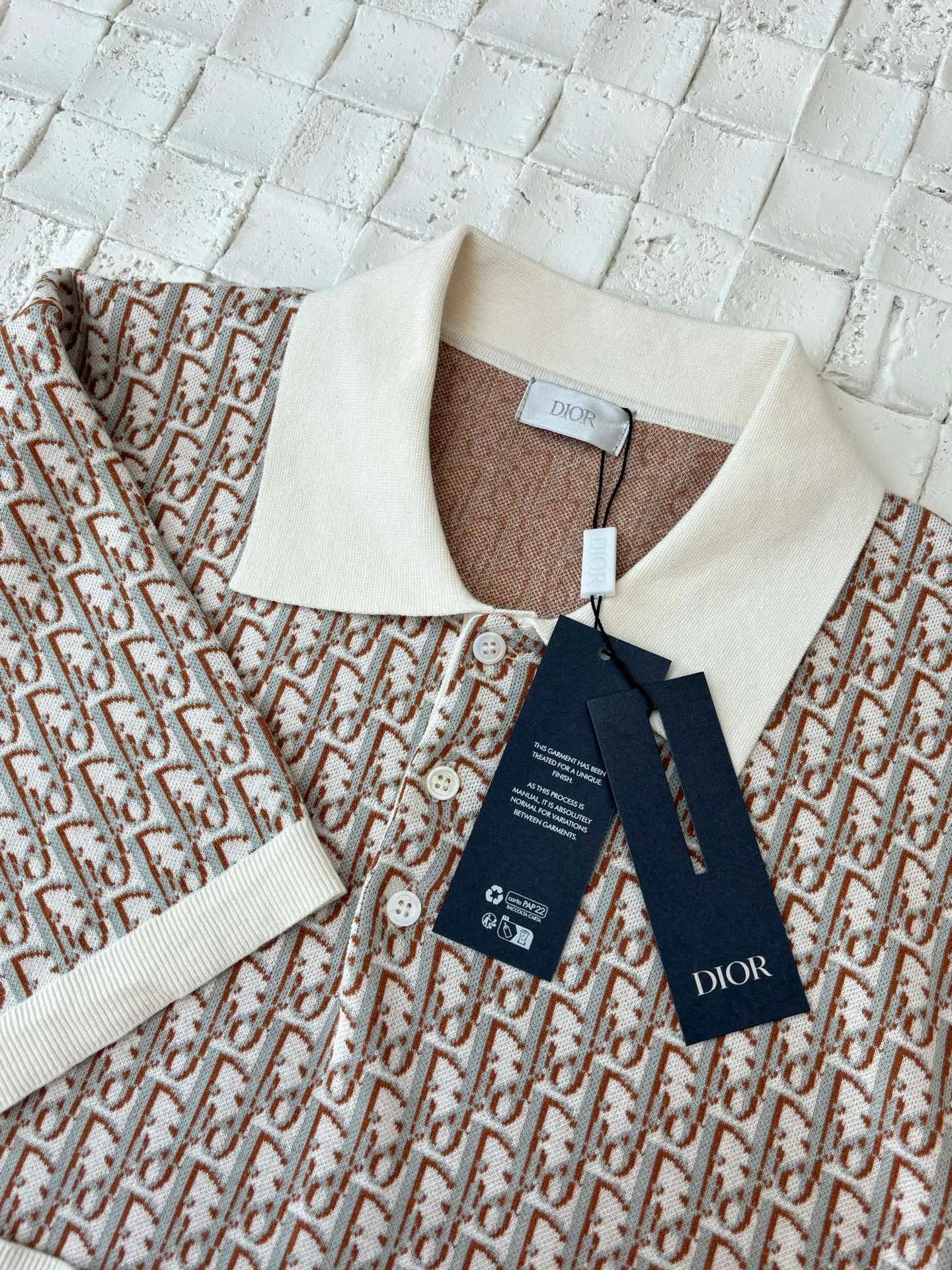 🅿️420 Dio/Dior 25Ss new oblique all-over printed jacquard knitted polo shirt. This knitted polo shirt is decorated with classic oblique print. Crafted from white, blue and brown cotton jacquard, it has a straight fit and is enhanced with button fastening and ribbed details. Can be matched with various styles to show your personality.  Size：S/M/L/XL