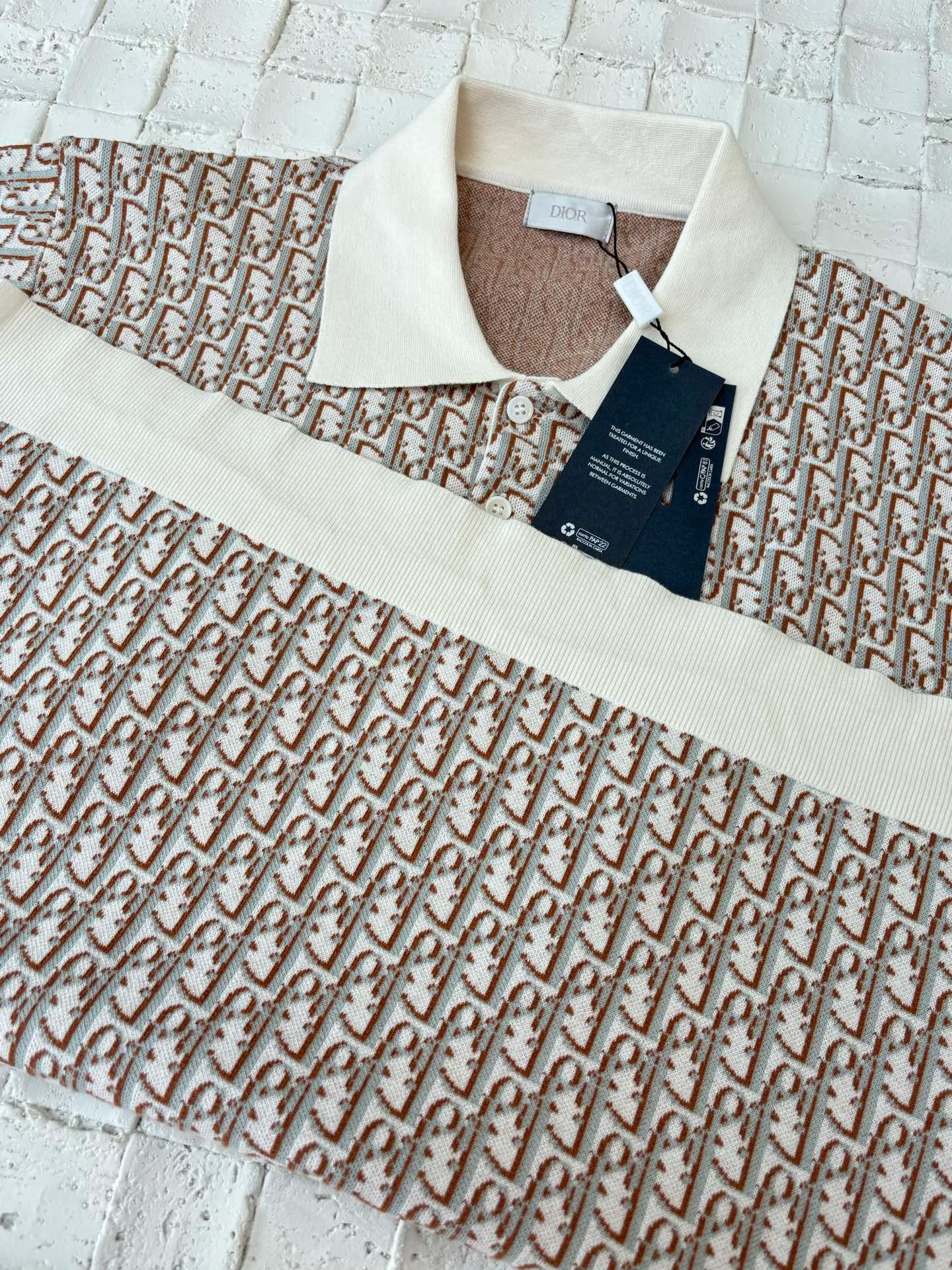 🅿️420 Dio/Dior 25Ss new oblique all-over printed jacquard knitted polo shirt. This knitted polo shirt is decorated with classic oblique print. Crafted from white, blue and brown cotton jacquard, it has a straight fit and is enhanced with button fastening and ribbed details. Can be matched with various styles to show your personality.  Size：S/M/L/XL