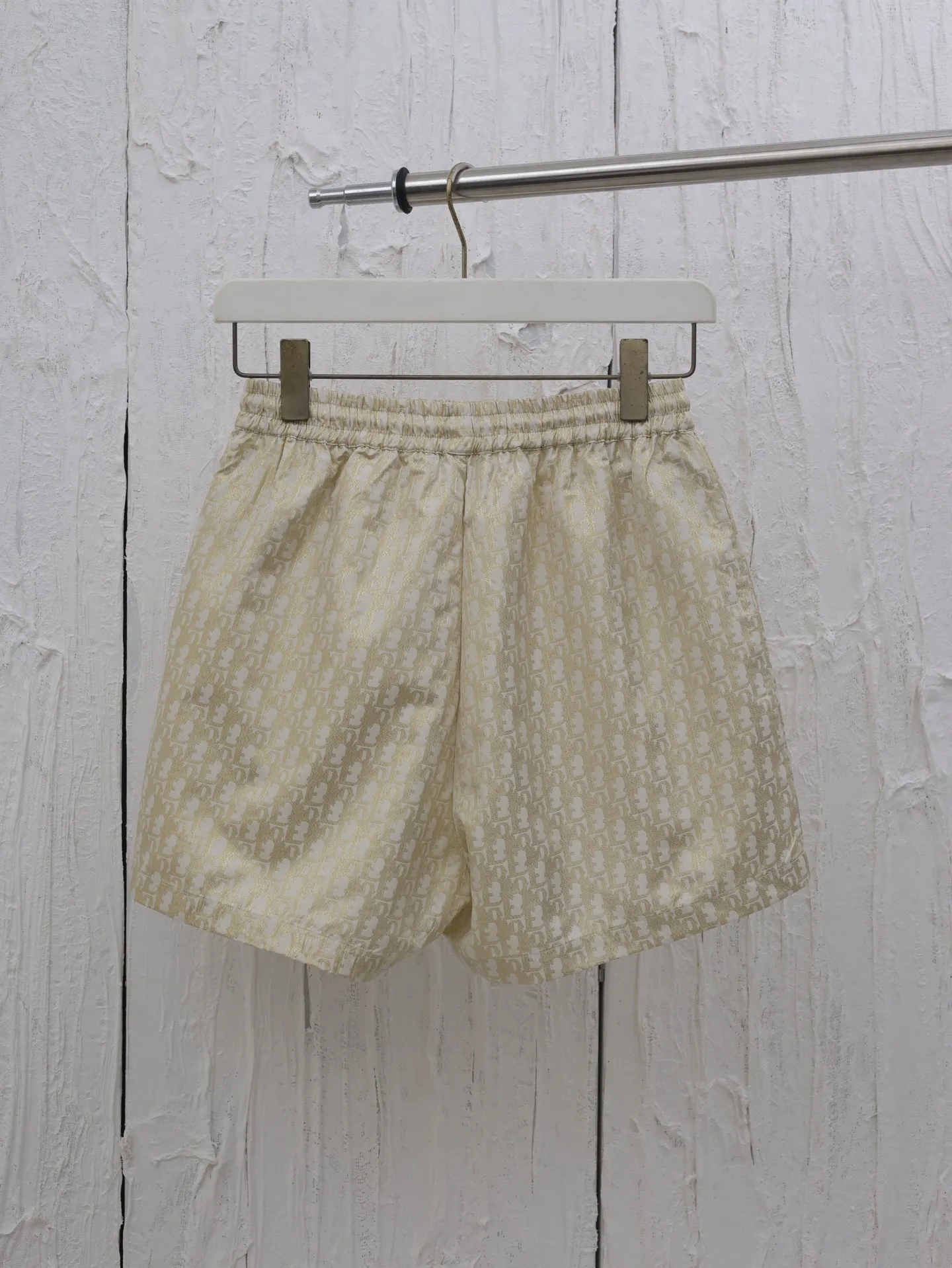 🅿️336 Dio*/Dior 25 new gold taffeta jacquard shorts are carefully made of gold taffeta technical jacquard fabric. They are equipped with a waist drawstring and side zipper pockets, which are unique. Decorated with gold oblique print. It refers back to the classic pattern launched by the brand in 1967. It can be matched with the skirt or top of the series to create a haute couture style. Size: S/M/L