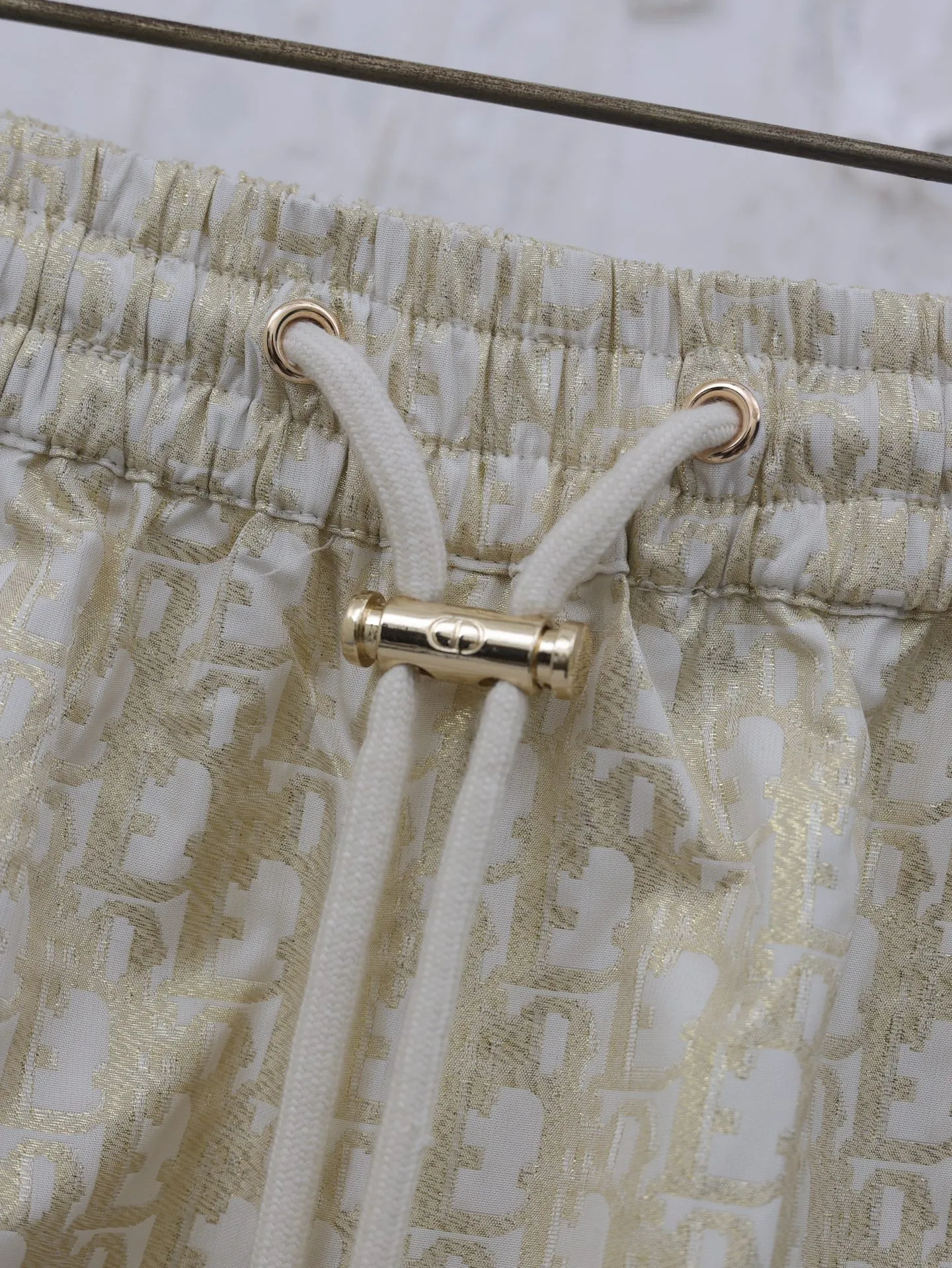 🅿️336 Dio*/Dior 25 new gold taffeta jacquard shorts are carefully made of gold taffeta technical jacquard fabric. They are equipped with a waist drawstring and side zipper pockets, which are unique. Decorated with gold oblique print. It refers back to the classic pattern launched by the brand in 1967. It can be matched with the skirt or top of the series to create a haute couture style. Size: S/M/L