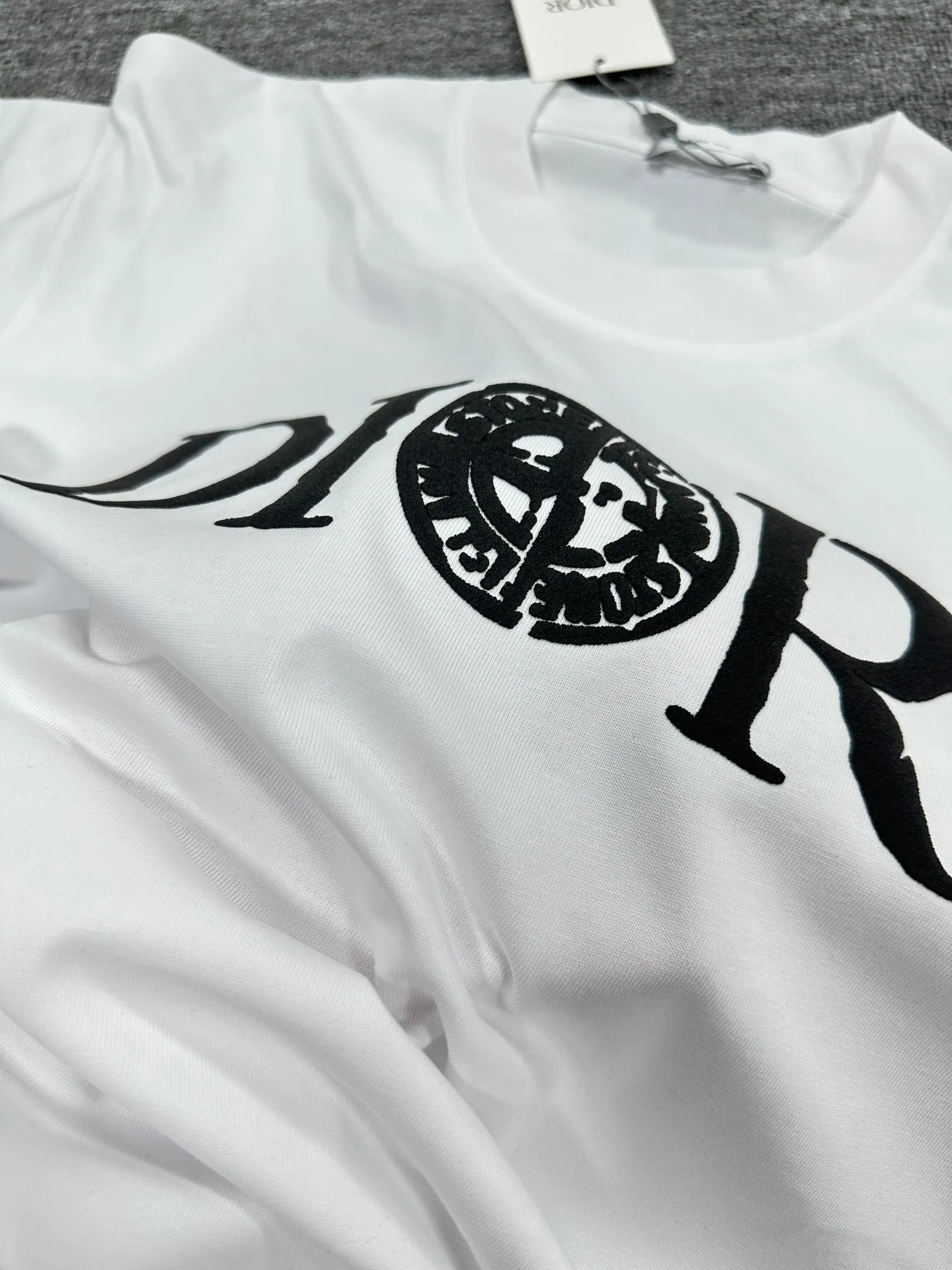 🅿️180 Dio* Dior* 2025 spring and summer new style Classic simple black and white letters Three-dimensional foaming technology Customized double yarn plain cotton fabric Short-sleeved T-shirt Uniform style for men and women Color: black white Size: S (90-130 pounds) M (120-150 pounds) L (140-165 pounds) XL (160-180 pounds) XXL (180-210 pounds)