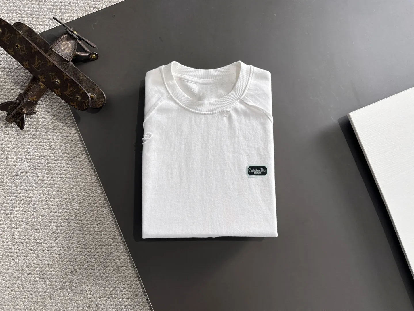 🅿️270 shipped next day. High quality DIOR/Dior 2025 spring and summer new men's batik washed short-sleeved T-shirt. Made of heavy combed double yarn fabric after washing. The high-strength fabric feels full of weight when weighed. The upper body is also more textured than ordinary T-shirts and is not easy to deform. This texture can cope with the weather. It absorbs sweat and is breathable, suitable for both hot and cold! Perfectly produced with reference to the original stitch and stitch! Loose fit design, looks noble. Sizes: S to XXL