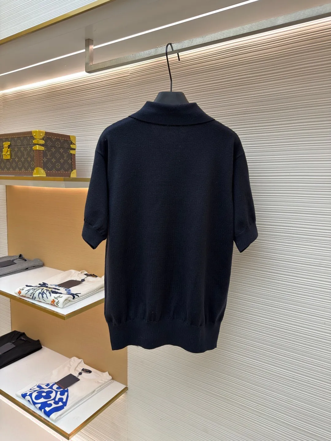Prada embroidered lapel Polo shirt ●Original version: Purchased and developed for 11500 ●Item number: 1682410-A50 ●Fabric: 16-needle fine-needle woolen fabric ●Technology: embroidery production ●Color: black ●Version: Fitted version ●Weight: about 460 grams ●Size: 42-44-46-48 ●Description: Customized fine-needle 16-needle woolen fabric, comfortable, breathable, crisp and stylish The iconic Prada embroidered logo embellishes the front. It is sublimated by combining logo sweaters and Polo shirts. The three-dimensional silhouette optimizes body proportions and makes you slim. Fashionable and versatile, using imported machine embroidery. It uses advanced knitting technology and computer control system. Combined with the design (CAD) system to increase the layering and three-dimensionality of the embroidery. It uses seams and three-dimensional stitching. It uses specific sewing methods at the seams to make the clothes more three-dimensional and fit the body. The workmanship is cumbersome and complex. The neckline and armpit sleeves are narrowed by a disc sewing machine, and the edges are closed with an exposed jacquard effect. The prominent pattern formed on the fabric through a specific weaving process adds to the visual effect, making it neat and orderly. The overall wiring is straight and delicate, the fabric is comfortable and soft, and the color is consistent without color difference. It can be matched with the same style to create a fashionable look and control various occasions. Customized accessories, complete with three standards, same style for men and women!