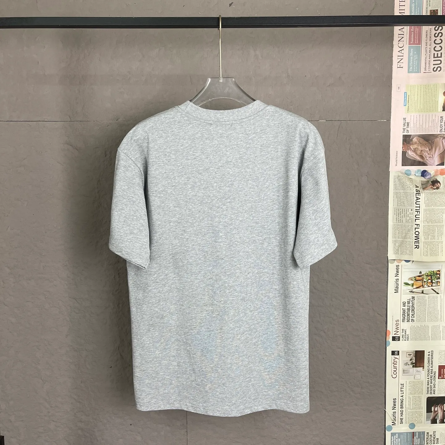 🅿️180 A13 DIOR couture blade embroidered short-sleeved T-shirt. Exclusively customized 300 grams from the original board. The double yarn pure cotton fabric has a very soft and comfortable texture. 100% different top fabrics on the market (no shrinkage, no deformation, no pilling). Matched with 320 grams 1x1 thread (fabric thread is dyed in the same cylinder, no color difference, not easy to deform). Original 1:1 version. Original 1:1 customized accessories. Collar label Care label, tag, packaging (perfect details) Size: S-XL Color: apricot, white, blue, gray, dark gray