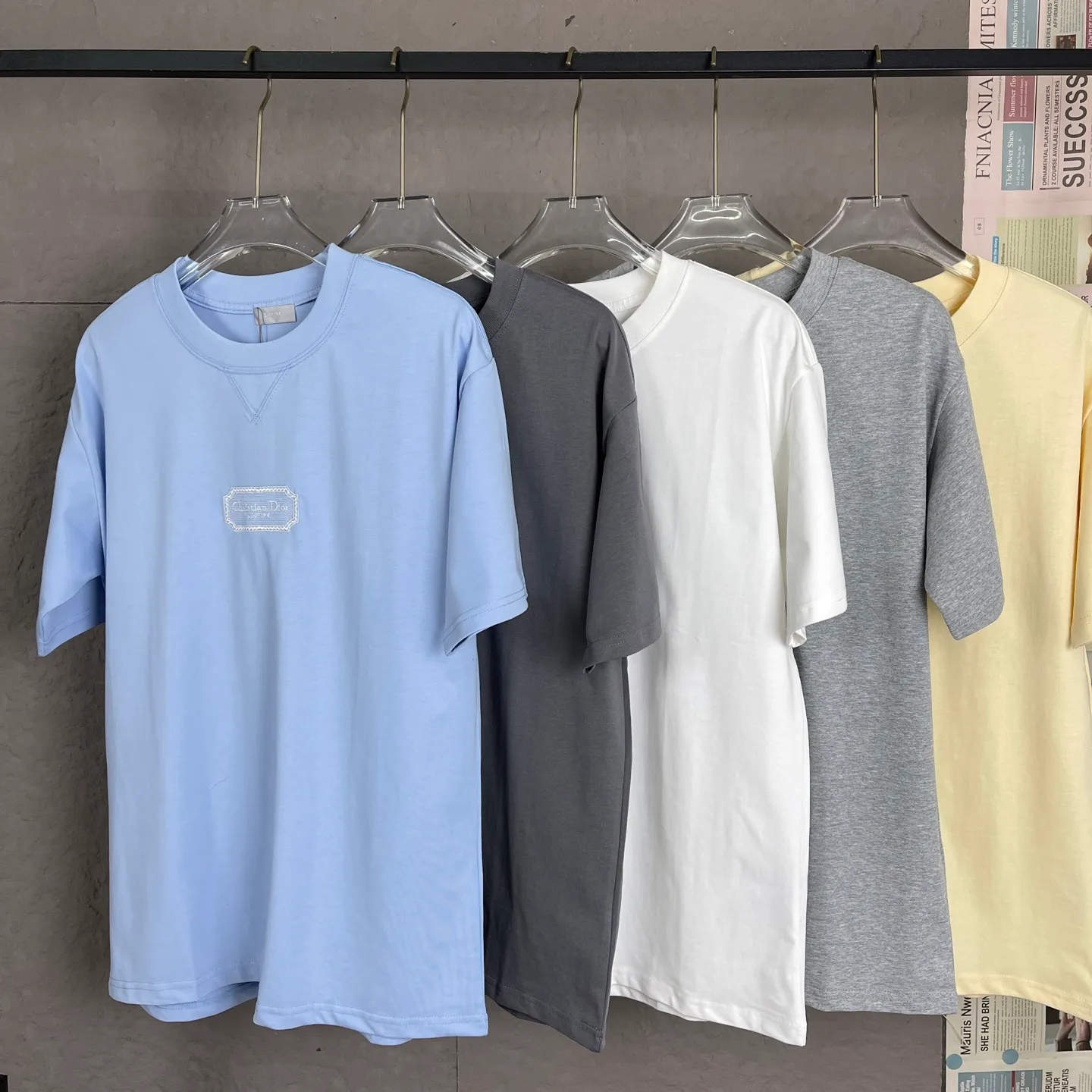 🅿️180 A13 DIOR couture blade embroidered short-sleeved T-shirt. Exclusively customized 300 grams from the original board. The double yarn pure cotton fabric has a very soft and comfortable texture. 100% different top fabrics on the market (no shrinkage, no deformation, no pilling). Matched with 320 grams 1x1 thread (fabric thread is dyed in the same cylinder, no color difference, not easy to deform). Original 1:1 version. Original 1:1 customized accessories. Collar label Care label, tag, packaging (perfect details) Size: S-XL Color: apricot, white, blue, gray, dark gray