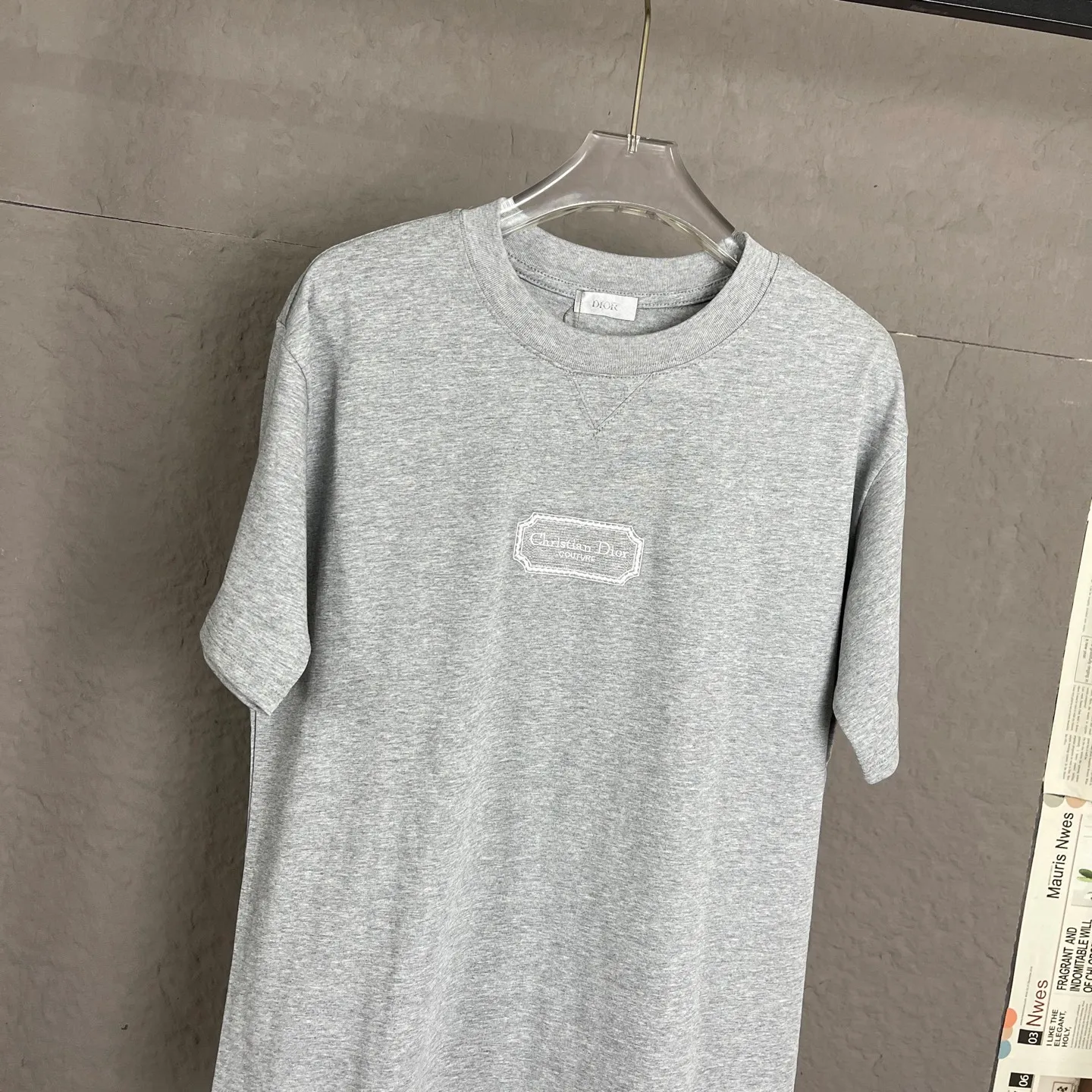 🅿️180 A13 DIOR couture blade embroidered short-sleeved T-shirt. Exclusively customized 300 grams from the original board. The double yarn pure cotton fabric has a very soft and comfortable texture. 100% different top fabrics on the market (no shrinkage, no deformation, no pilling). Matched with 320 grams 1x1 thread (fabric thread is dyed in the same cylinder, no color difference, not easy to deform). Original 1:1 version. Original 1:1 customized accessories. Collar label Care label, tag, packaging (perfect details) Size: S-XL Color: apricot, white, blue, gray, dark gray
