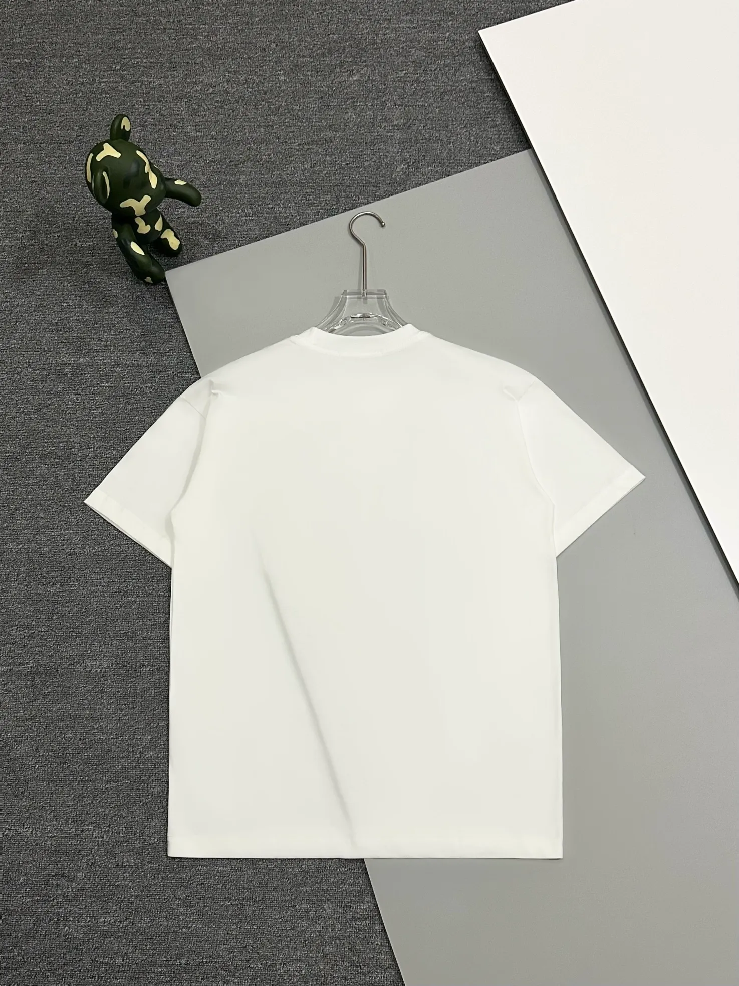 🅿️190 [High quality] Dior's new summer round neck T-shirt, embroidered bottom sequins and toothbrush embroidered English logo short-sleeved T-shirt, toothbrush embroidery technology, same color embroidery. Soft and delicate, 32-count 280g combed cotton fabric, soft and skin-friendly. The workmanship is meticulous and the thickness is moderate. The same style for men and women, loose fit, fashionable and versatile for all ages. All three standards are complete. Color: White~Black Size: S-XL