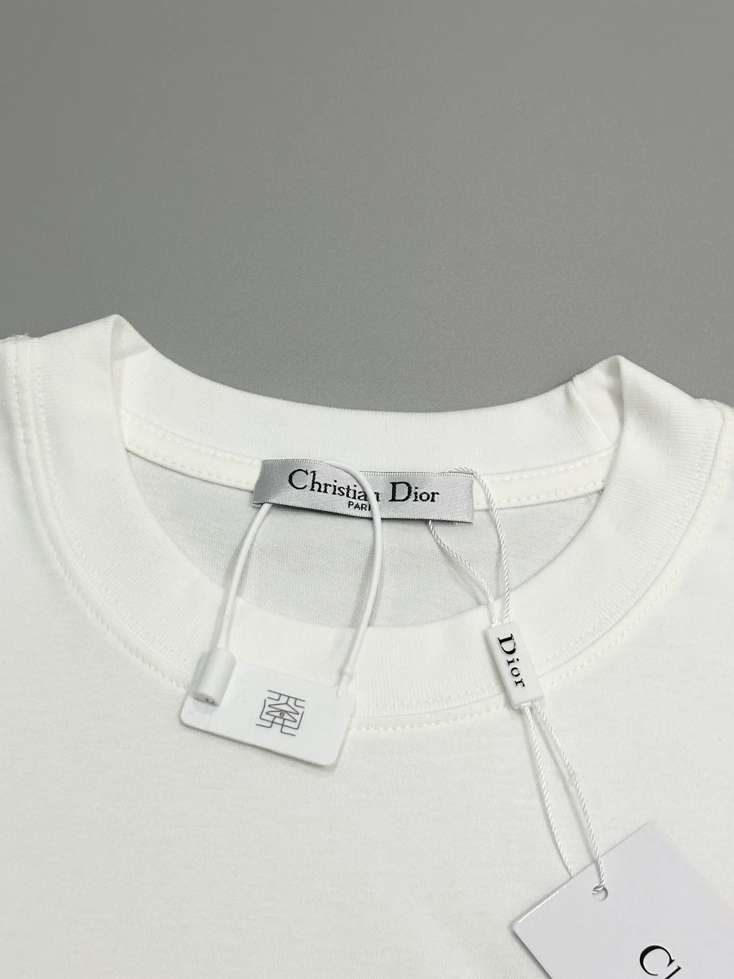 🅿️190 [High quality] Dior's new summer round neck T-shirt, embroidered bottom sequins and toothbrush embroidered English logo short-sleeved T-shirt, toothbrush embroidery technology, same color embroidery. Soft and delicate, 32-count 280g combed cotton fabric, soft and skin-friendly. The workmanship is meticulous and the thickness is moderate. The same style for men and women, loose fit, fashionable and versatile for all ages. All three standards are complete. Color: White~Black Size: S-XL