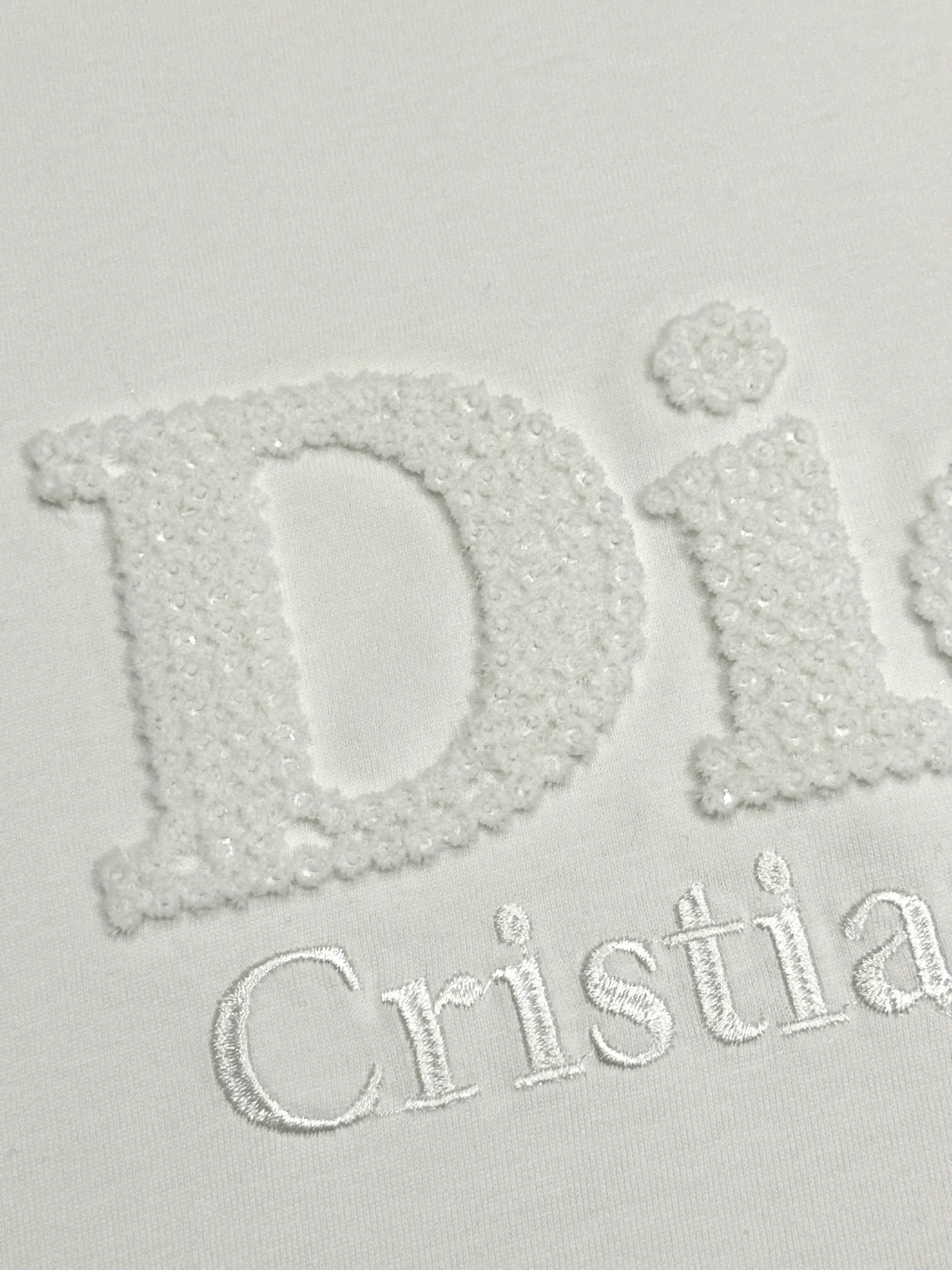 🅿️190 [High quality] Dior's new summer round neck T-shirt, embroidered bottom sequins and toothbrush embroidered English logo short-sleeved T-shirt, toothbrush embroidery technology, same color embroidery. Soft and delicate, 32-count 280g combed cotton fabric, soft and skin-friendly. The workmanship is meticulous and the thickness is moderate. The same style for men and women, loose fit, fashionable and versatile for all ages. All three standards are complete. Color: White~Black Size: S-XL