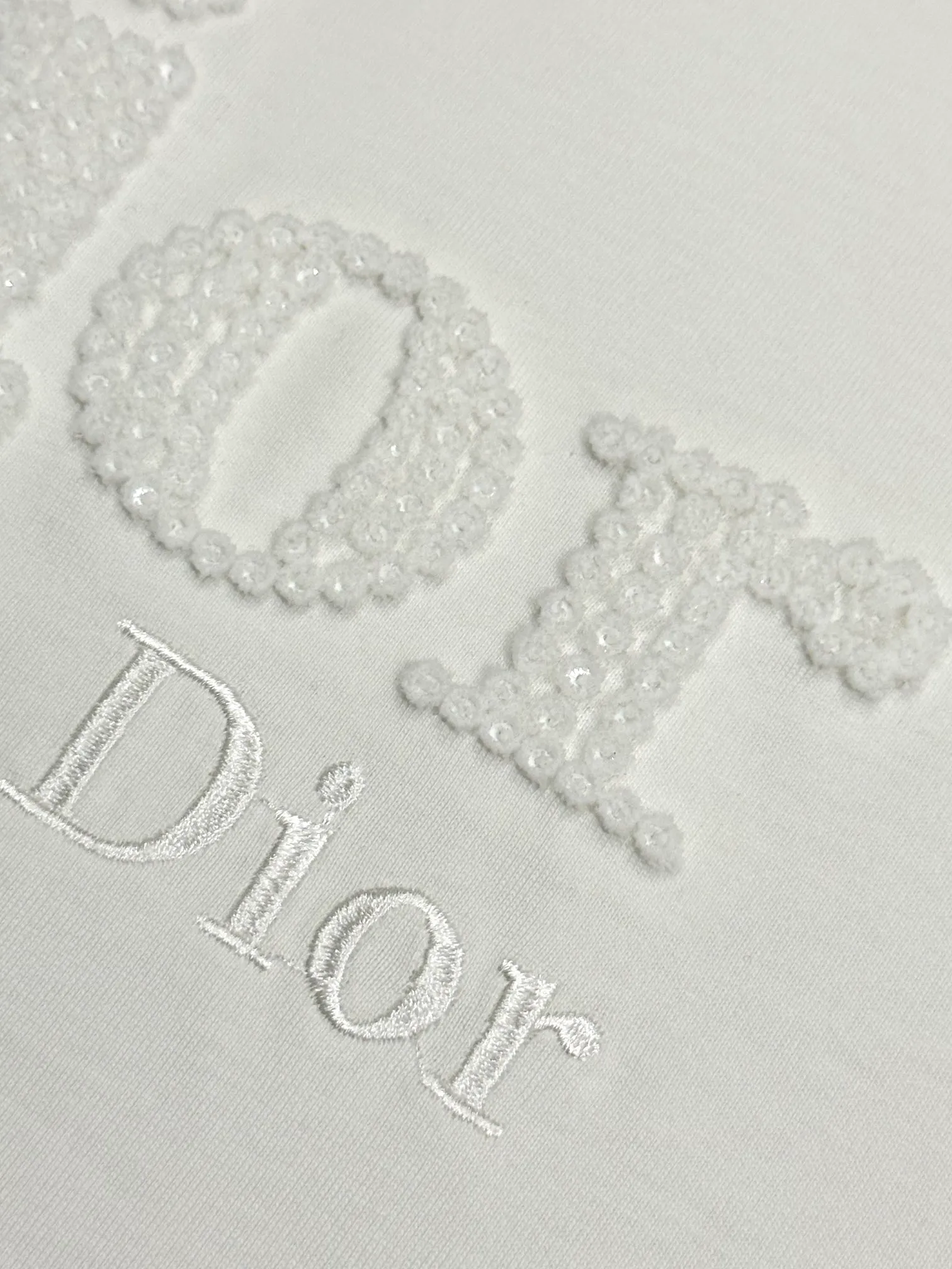 🅿️190 [High quality] Dior's new summer round neck T-shirt, embroidered bottom sequins and toothbrush embroidered English logo short-sleeved T-shirt, toothbrush embroidery technology, same color embroidery. Soft and delicate, 32-count 280g combed cotton fabric, soft and skin-friendly. The workmanship is meticulous and the thickness is moderate. The same style for men and women, loose fit, fashionable and versatile for all ages. All three standards are complete. Color: White~Black Size: S-XL