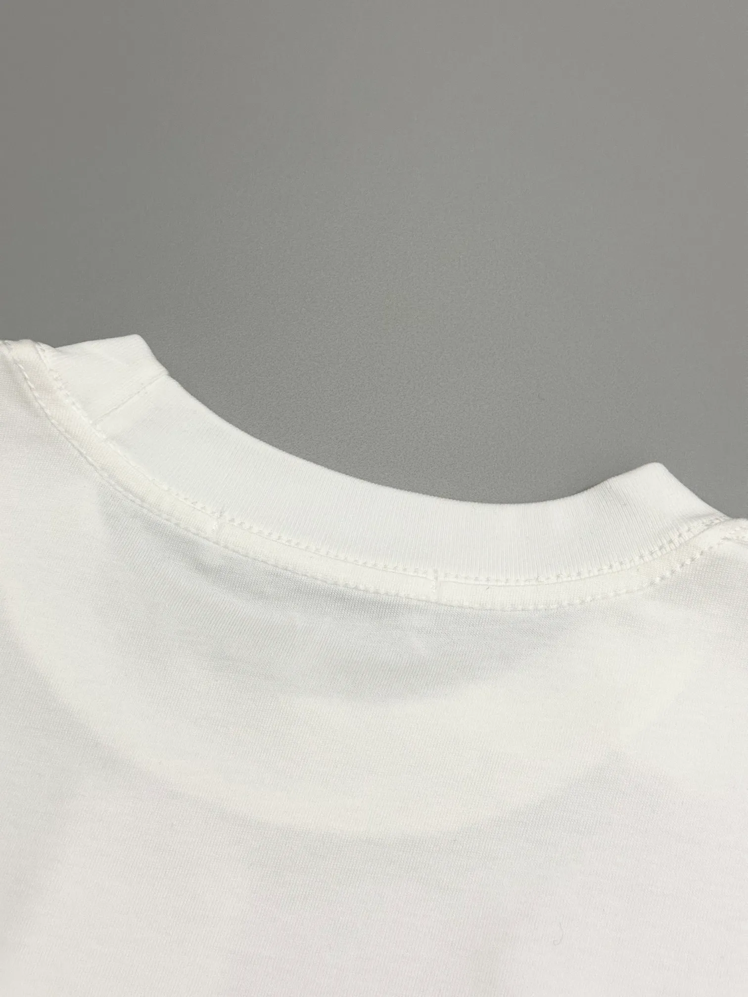 🅿️190 [High quality] Dior's new summer round neck T-shirt, embroidered bottom sequins and toothbrush embroidered English logo short-sleeved T-shirt, toothbrush embroidery technology, same color embroidery. Soft and delicate, 32-count 280g combed cotton fabric, soft and skin-friendly. The workmanship is meticulous and the thickness is moderate. The same style for men and women, loose fit, fashionable and versatile for all ages. All three standards are complete. Color: White~Black Size: S-XL