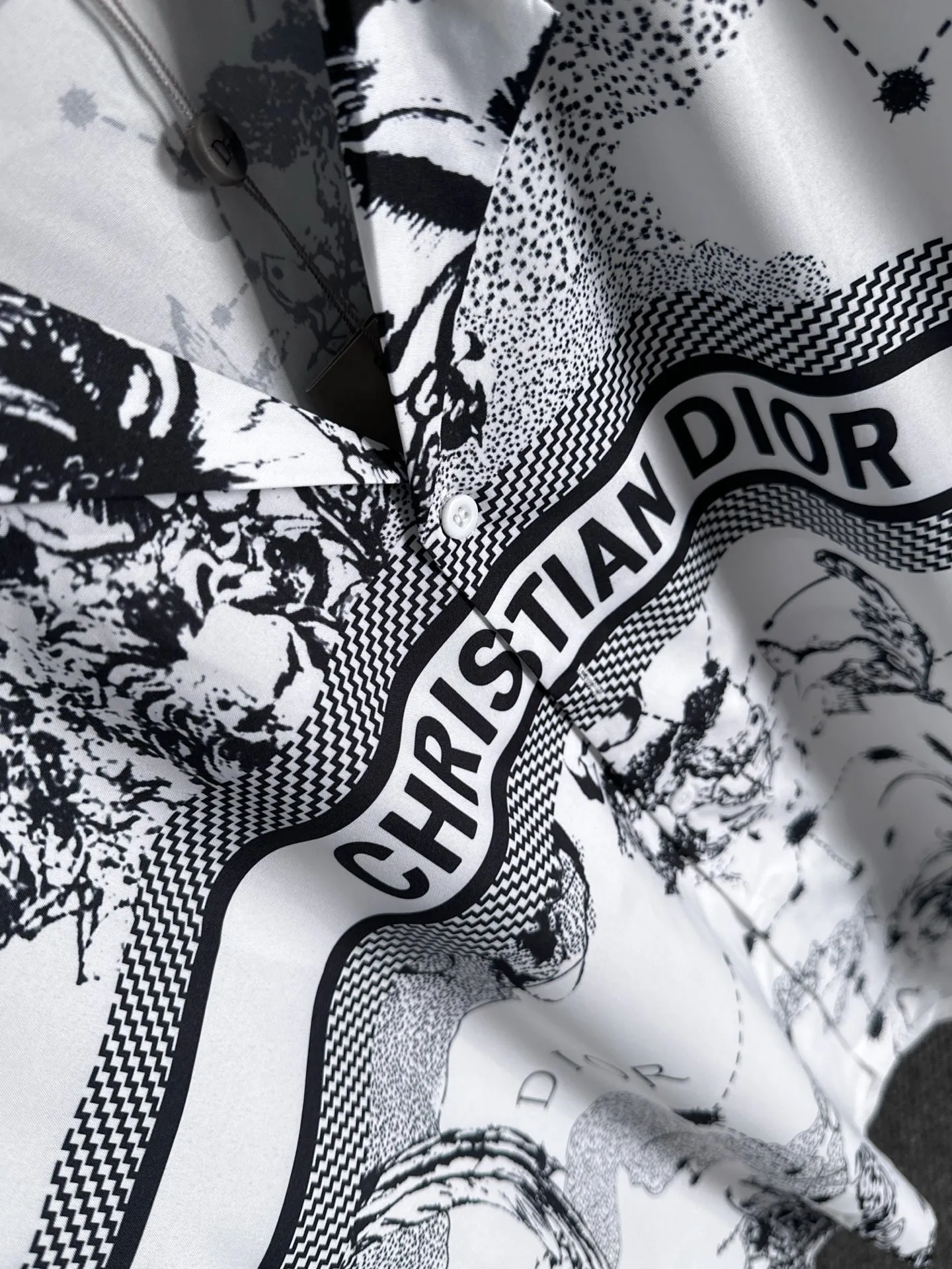 🅿️290 Dior 2025 summer classic LOGO design all-over printed shirt, light and thin cotton full-body digital printing, made of high-quality polyester fiber fabric, carefully crafted in a standard version, versatile for leisure time! The classic logo is very eye-catching, showing a sense of luxury and style. It is a classic and mainstream style that never goes out of style and is elegant! Extremely handsome, classic and heroic. Same style for men and women. Size: M-3XL (Please note your height and weight when placing an order)