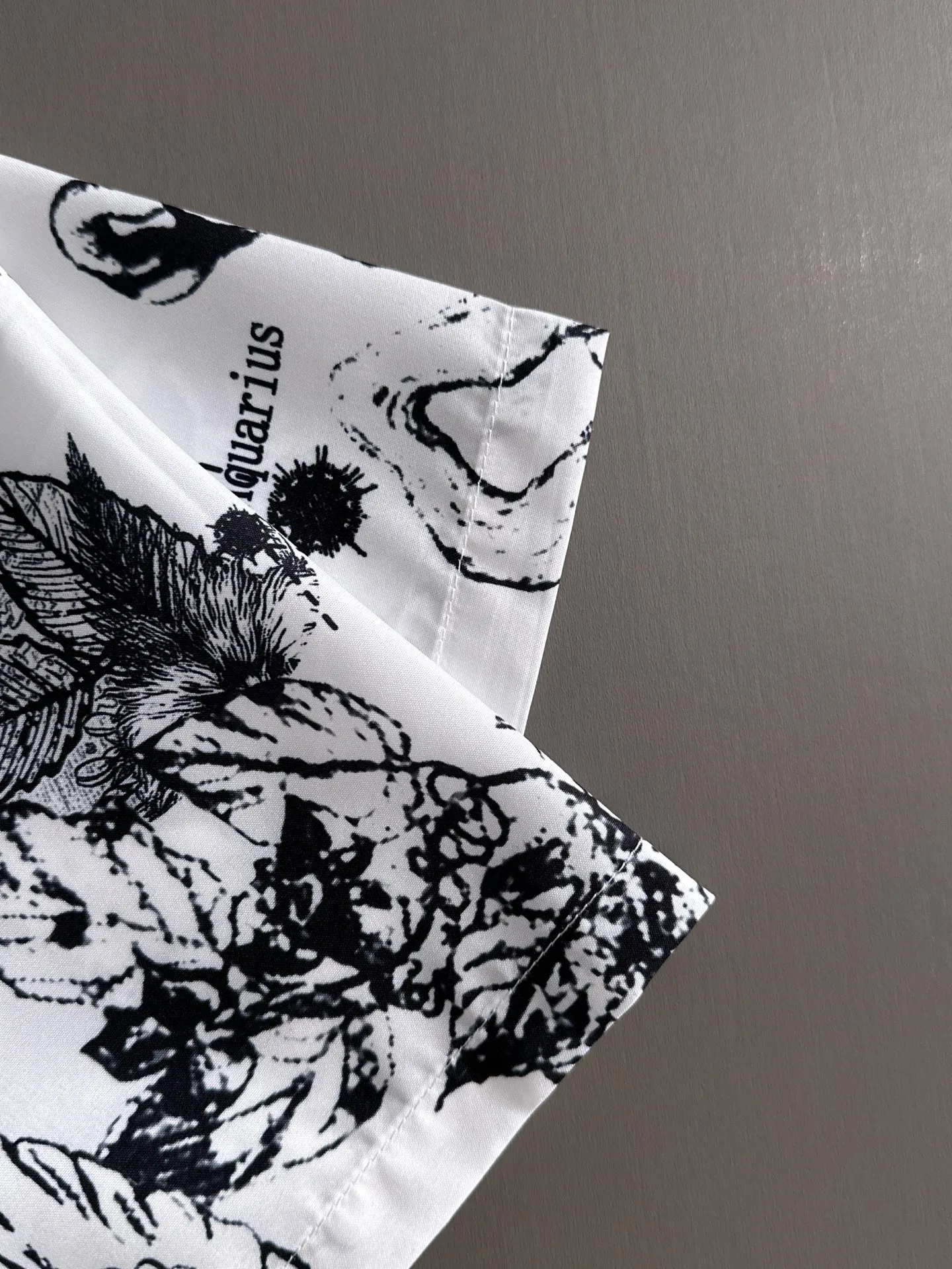 🅿️290 Dior 2025 summer classic LOGO design all-over printed shirt, light and thin cotton full-body digital printing, made of high-quality polyester fiber fabric, carefully crafted in a standard version, versatile for leisure time! The classic logo is very eye-catching, showing a sense of luxury and style. It is a classic and mainstream style that never goes out of style and is elegant! Extremely handsome, classic and heroic. Same style for men and women. Size: M-3XL (Please note your height and weight when placing an order)